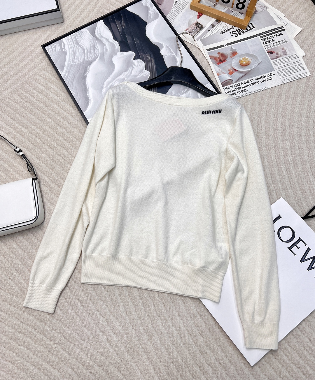 NO:738390,Miumiu25Ss early spring new style micro-labeled wool one-shoulder long-sleeved top | Exclusively developed by yb!  High quality production!  The miu family always has a high-end feel. The key is that it is super easy to match. The classic version makes the upper body look slimmer!  Age-reducing and versatile, don’t choose anyone with a beautiful upper body!  The quality of workmanship depends on the details!  Complete with three standards, two colors, size, sml code,,miumiu,19860909Miumiu25Ss早春新款 微标羊毛一字肩长袖上衣丨独家yb开发！高版出品！miu家一如既往的高级感,关键是超级好搭, 经典版型上身巨显瘦！减龄百搭不挑人上身美的不要不要的！做工品质看细节！三标齐全两色出 尺码sml 编码,,miumiu,,Women's clothing