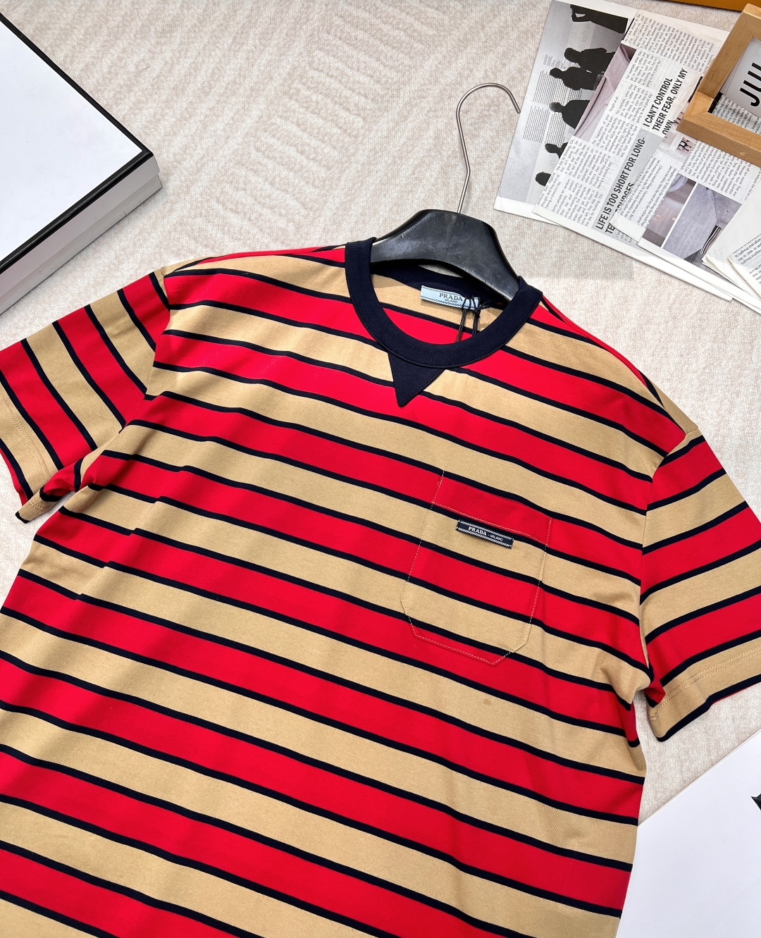🆕Prada2025新款圆领条纹短袖定制YB原生全棉材质 透气舒适 质感十足 宽松短袖上衣裁剪 上身呈现