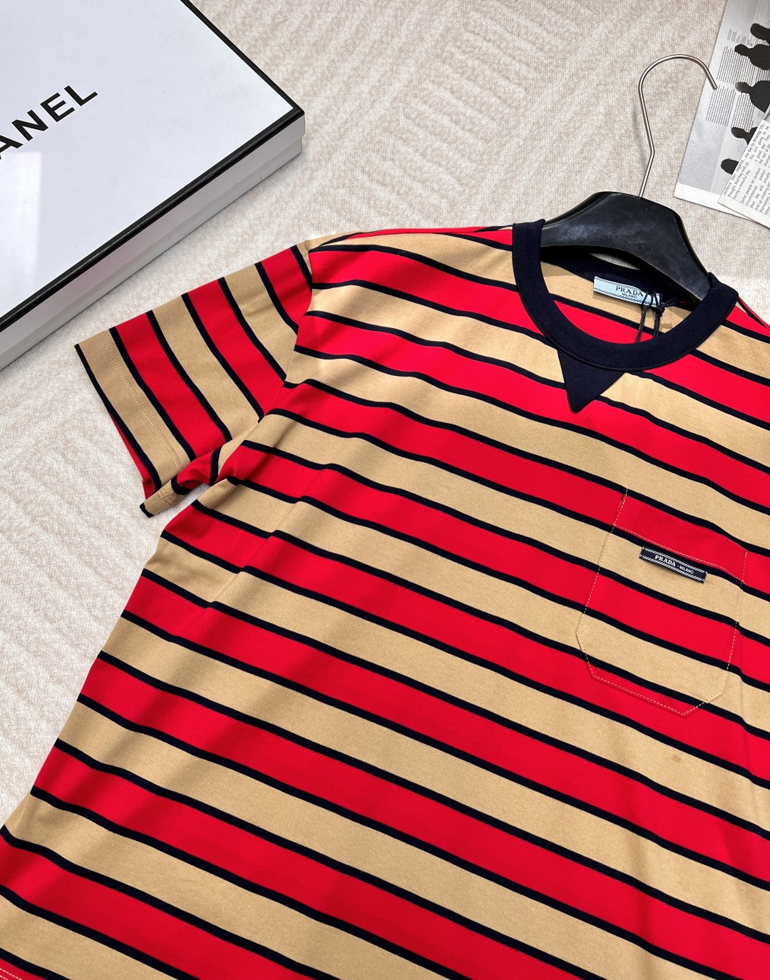 🆕Prada2025新款圆领条纹短袖定制YB原生全棉材质 透气舒适 质感十足 宽松短袖上衣裁剪 上身呈现