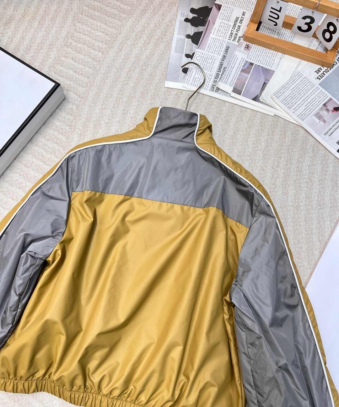 🆕MIU MIU 薄款尼龙字母防晒休闲外套原版定制面料轻盈舒适透气质感超赞 小版型减龄少女风 搭配反光织