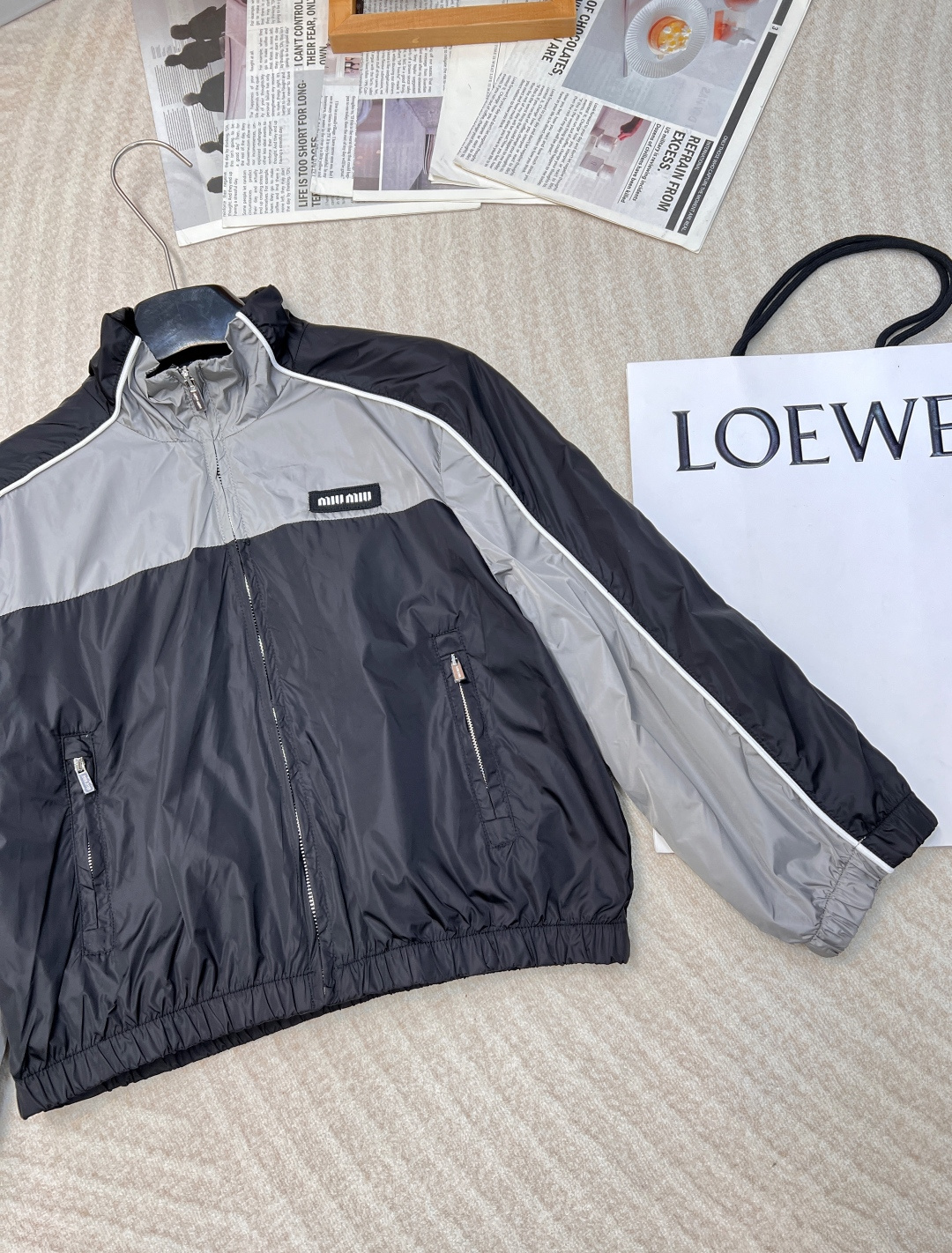 🆕MIU MIU 薄款尼龙字母防晒休闲外套原版定制面料轻盈舒适透气质感超赞 小版型减龄少女风 搭配反光织