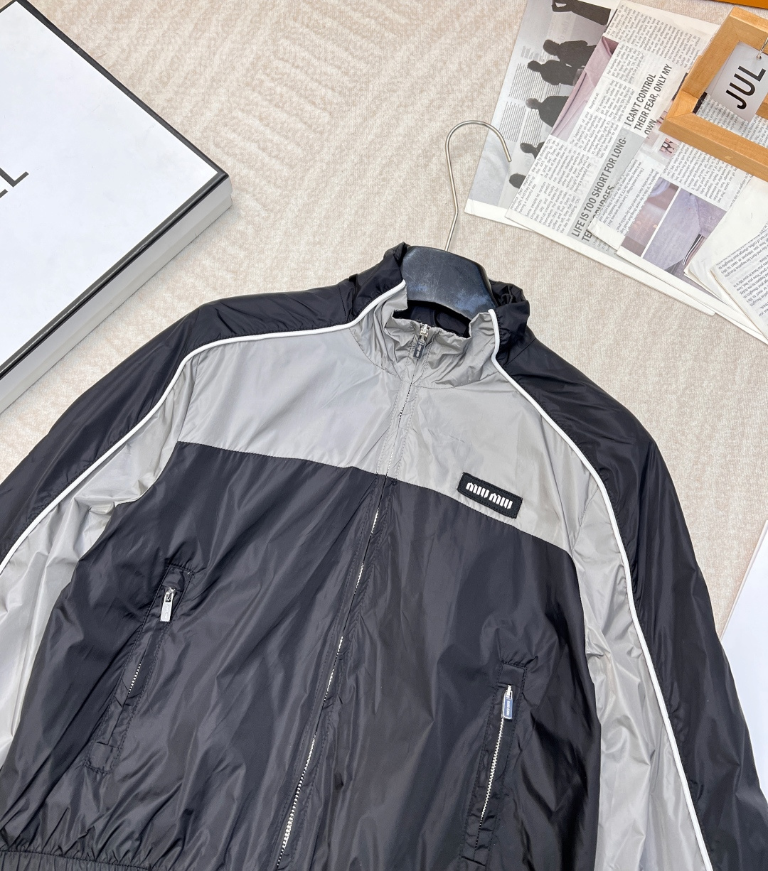 🆕MIU MIU 薄款尼龙字母防晒休闲外套原版定制面料轻盈舒适透气质感超赞 小版型减龄少女风 搭配反光织