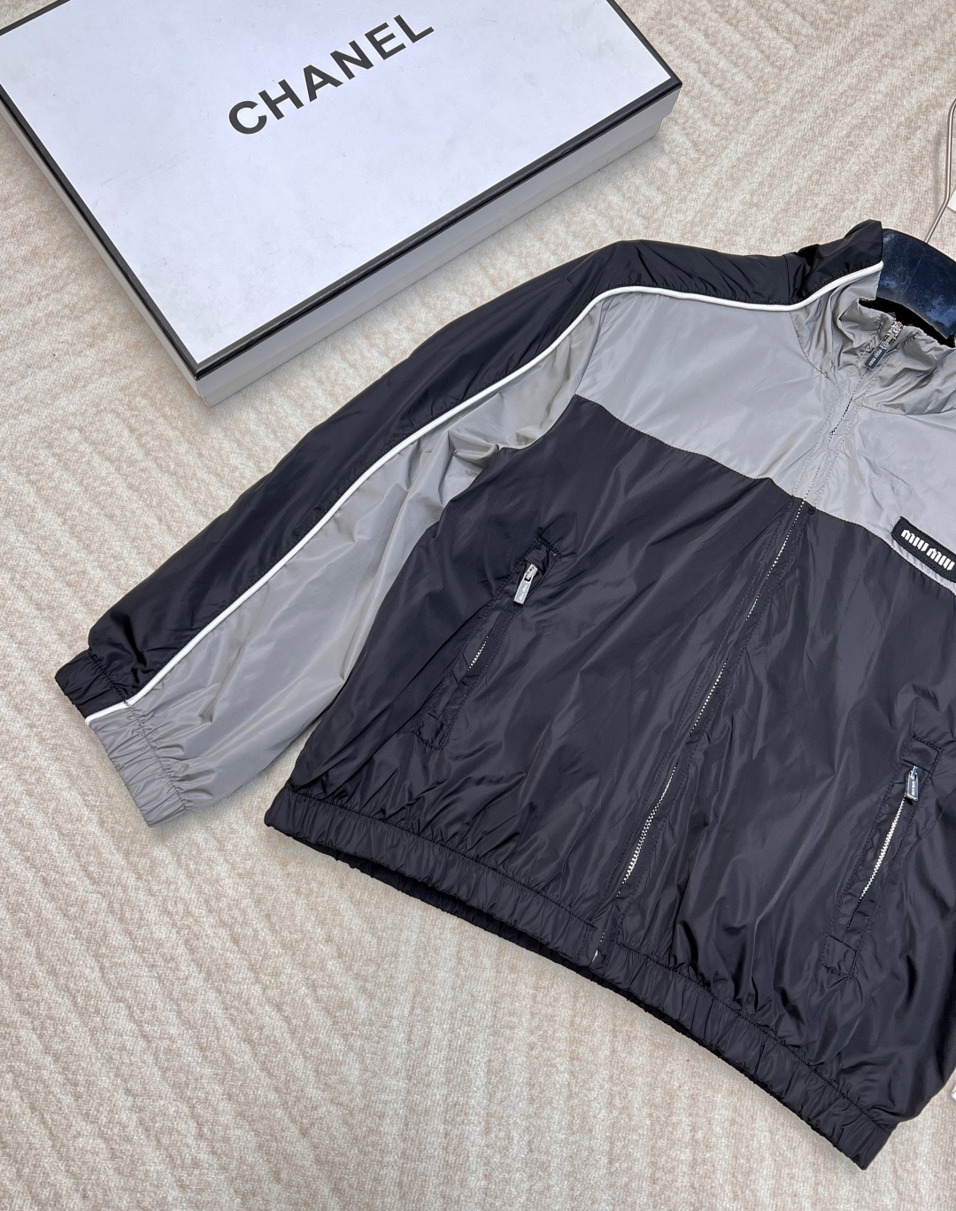 🆕MIU MIU 薄款尼龙字母防晒休闲外套原版定制面料轻盈舒适透气质感超赞 小版型减龄少女风 搭配反光织