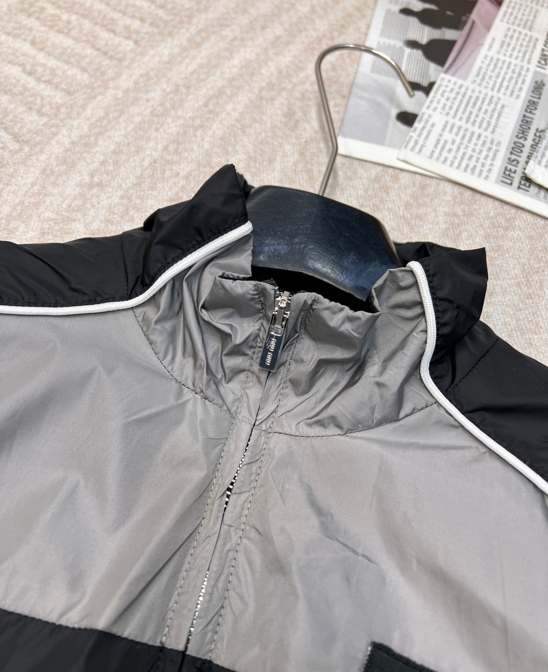 🆕MIU MIU 薄款尼龙字母防晒休闲外套原版定制面料轻盈舒适透气质感超赞 小版型减龄少女风 搭配反光织