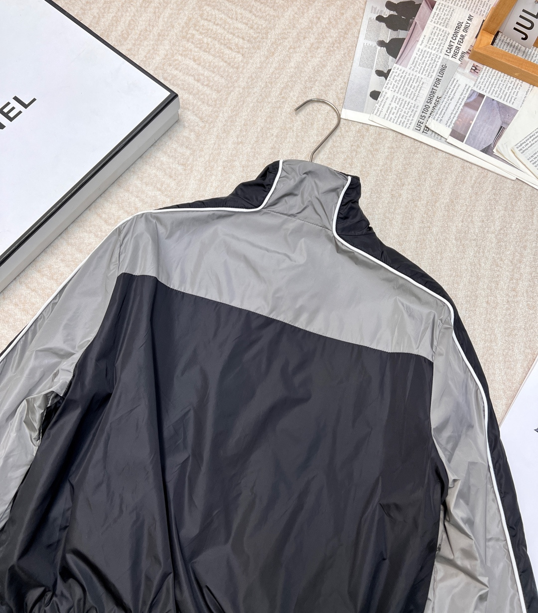 🆕MIU MIU 薄款尼龙字母防晒休闲外套原版定制面料轻盈舒适透气质感超赞 小版型减龄少女风 搭配反光织