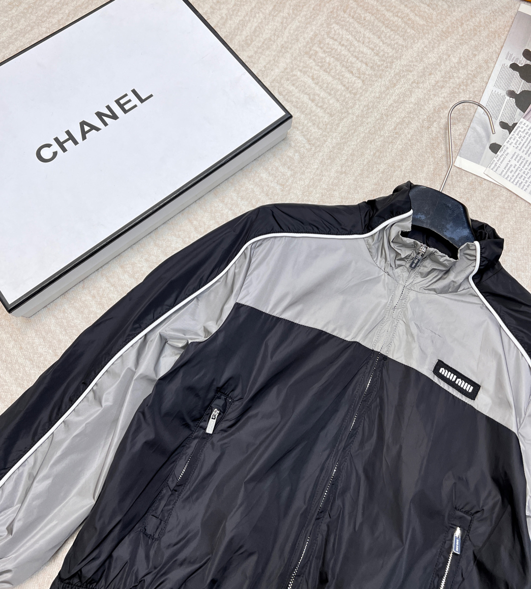 🆕MIU MIU 薄款尼龙字母防晒休闲外套原版定制面料轻盈舒适透气质感超赞 小版型减龄少女风 搭配反光织