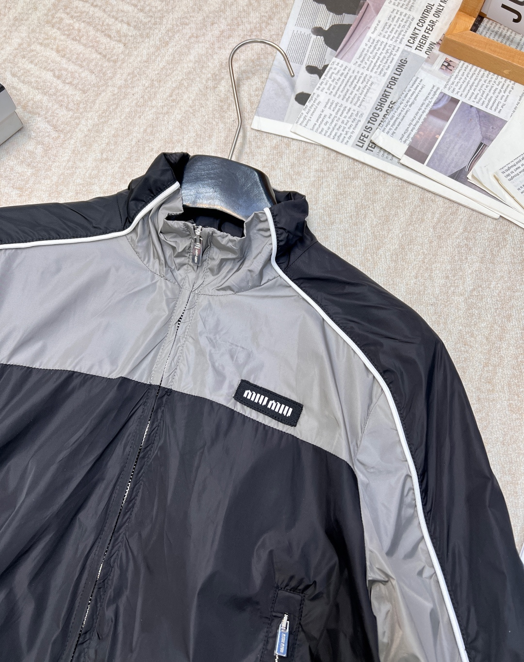 🆕MIU MIU 薄款尼龙字母防晒休闲外套原版定制面料轻盈舒适透气质感超赞 小版型减龄少女风 搭配反光织