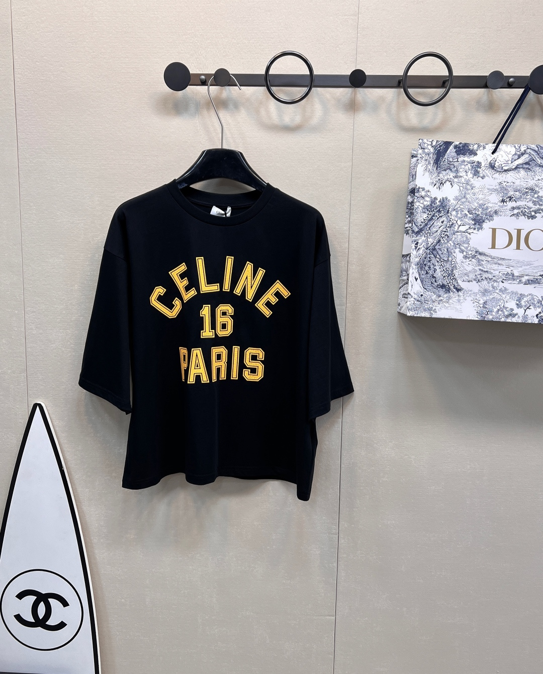 NO:298610,CELINE orange crack letter printed lazy short-sleeved T-shirt with a different market version, using high-temperature crack printing technology. Its craftsmanship characteristics are not easy to fall off, more three-dimensional and stylish. Shoulder drop design. Randomly matched. Versatile and high-end. Slim upper body and slim. Premium tone. Retro, fashionable and high-end!  Classic style is not picky!  Simple, generous and fashionable!  Retro and fashionable, age-reducing~ Regular tailoring with round neck, single-handed bottoming, American retro T-shirts are really a skilled person who loves to reduce age. The upper body effect is really amazing. You must try it!  Size sml, celine, T-shirt,tees, t-shirt,alexander wang19860909CELINE 橘黄色裂纹字母印花落肩慵懒短袖T恤,区别市场版本, 沿用高温裂纹印花工艺 其工艺特性图案不易脱落 更加立体有型 落肩设计 随意搭配 百搭高级 上身修身显瘦 高级色调 复古时髦又高级！经典版型不挑人！简约大方好时髦！复古洋气减龄～圆领常规剪裁 打底单穿都 美式复古T恤真的是大爱减龄小能手 上身效果真的绝绝子 一定要试试看！ 尺码sml,,celine,T-shirt,tees，t-shirt,alexander wang,Women's clothing