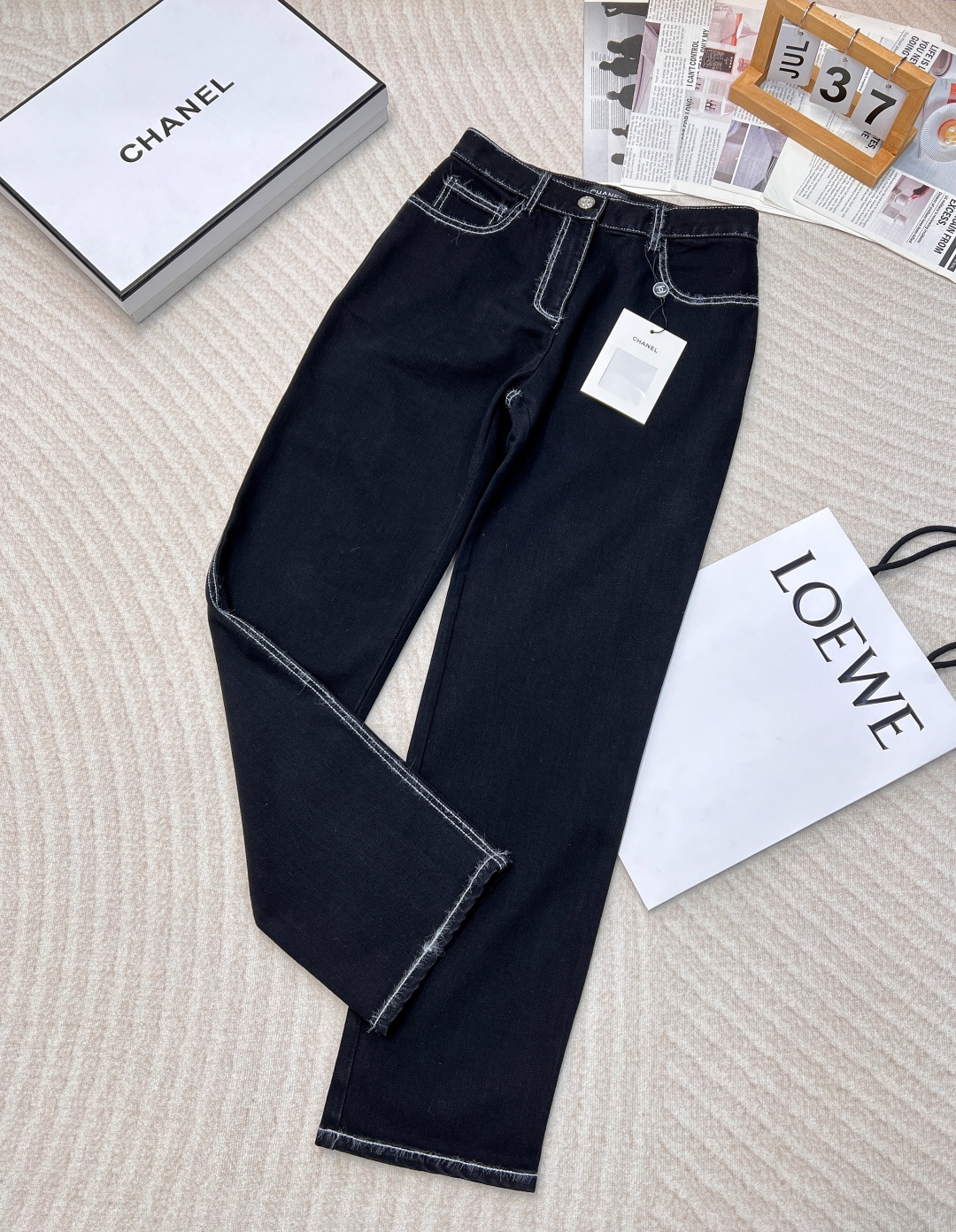 NO:298604,CHENEL Chanel 24N ski series thick-line straight jeans, black breasted style, super leg-slim, with a high-end and atmospheric feel, mid- and high-waist style, easy to modify the leg lines, and the upper body effect is super good. You can drive any body shape, and whoever wears it will look slimming series!  , Super fashionable jeans that were questioned and out of stock are here!  Versatile, fashionable, luxurious and atmospheric!  