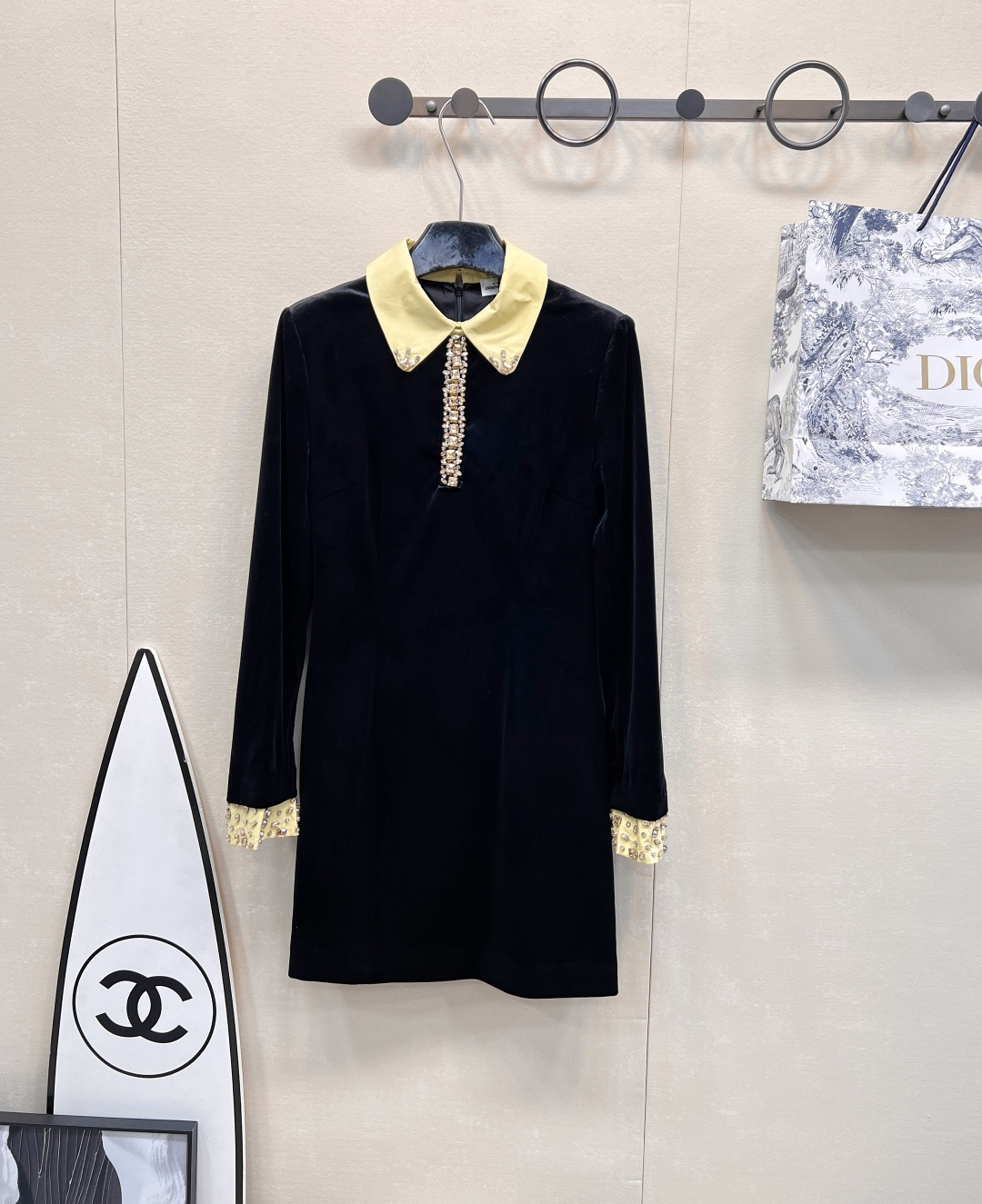 NO:298609,Saint lauren* 24Fw autumn and winter new style gold velvet contrasting color beaded collar long-sleeved dress丨Exclusive high-end production!  The super textured chaebol little princess item, the retro and gorgeous crystal elements and the velvet fabric that noble sisters love the most are perfect!  Spliced ​​contrasting material, full of details!  A little black dress that is sold every year!  Classic model, large-scale size sml, saint laurent, skirts, alexander wang19860909Saint lauren* 24Fw秋冬新款 金丝绒撞色钉珠领长袖连衣裙丨独家高版出品！超有质感的财阀小公主单品,复古华丽的水晶元素和贵气姐姐最爱的丝绒面料是绝配！拼接撞色材质,细节质感拉满！每年都热售的小黑裙！经典款,大货出 尺码sml,,saint laurent,skirts,alexander wang,Women's clothing