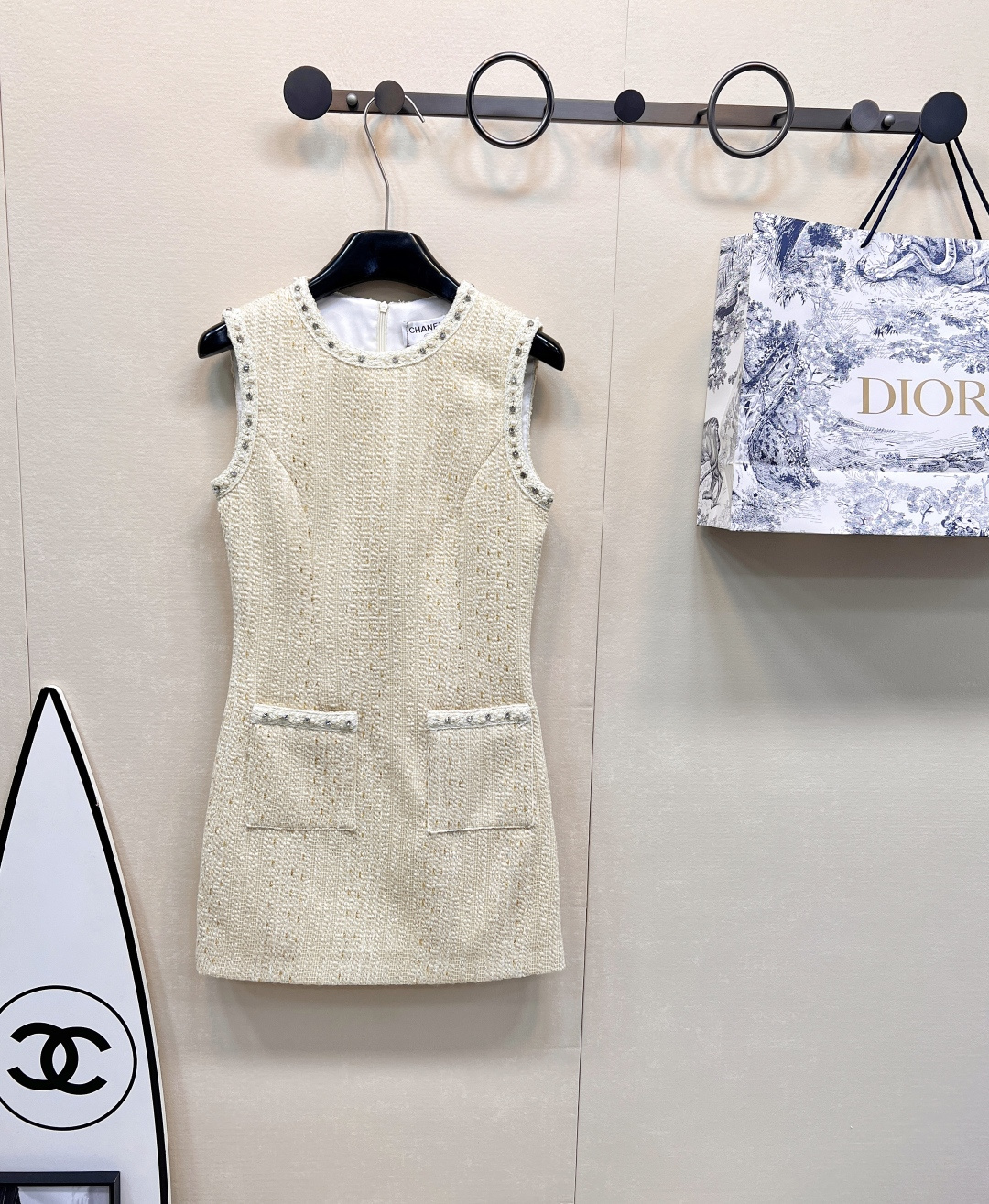 NO:323667,Chanel's new temperamental grand floral wool sleeveless vest dress, super heavy-duty pure handmade beads, whether worn inside or alone, it can make people shine in front of the eyes and be stylish and exquisite, and can break the monotony brought by the pure tone. It will look very good if you just concave the shape~ the high-end feeling is about to come out!  Highly recommended!  Bounce it all for me!  Large-scale size sml code, chanel, skirts, alexander wang19860909Chanel新款气质名媛粗花毛呢无袖背心连衣裙 超重工纯手工钉珠 无论做内搭还是单穿都能让人眼前一亮时髦精致又能打破纯色调带来的单调感 随便凹个造型就很好看呢~高级感呼之欲出！强烈推荐！都给我冲！大货出 尺码sml 编码,,chanel,skirts,alexander wang,Women's clothing