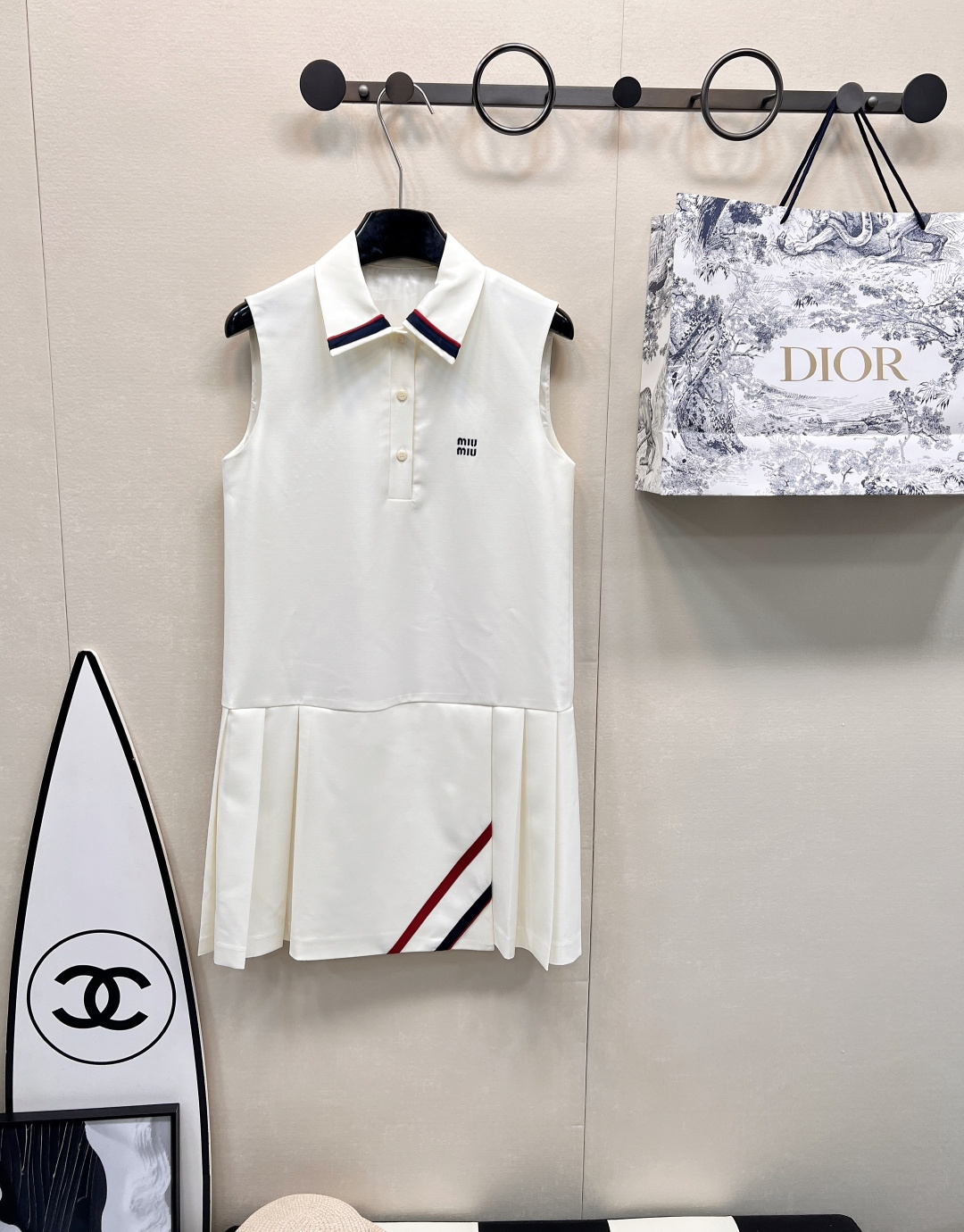 NO:323644,Miu series polo dress, Miumiu25Ss early spring new college style sleeveless pleated Polo dress, single-fitting and layering are very nice~The fabric is breathable and comfortable √The visual effect formed by the hem pressing pleats on the upper body looks slim and high-end! The upper body is super covered with flesh and slimming and not picky about the figure, which is easy to wear~ Fairies, hurry up and arrange it, and the large goods are available in three standards!  Size sml code, miumiu, skirts, alexander wang19860909miu系列polo连衣裙,Miumiu25Ss早春新款学院风无袖百褶Polo连衣裙,单穿叠穿都非常的 nice~面料透气舒适√下摆压褶形成的视觉效果上身整个显瘦又高级!计上身超级遮肉显瘦不挑身材的好穿~仙女宝贝们赶紧安排上 大货出三标齐全！ 尺码sml 编码,,miumiu,skirts,alexander wang,Women's clothing