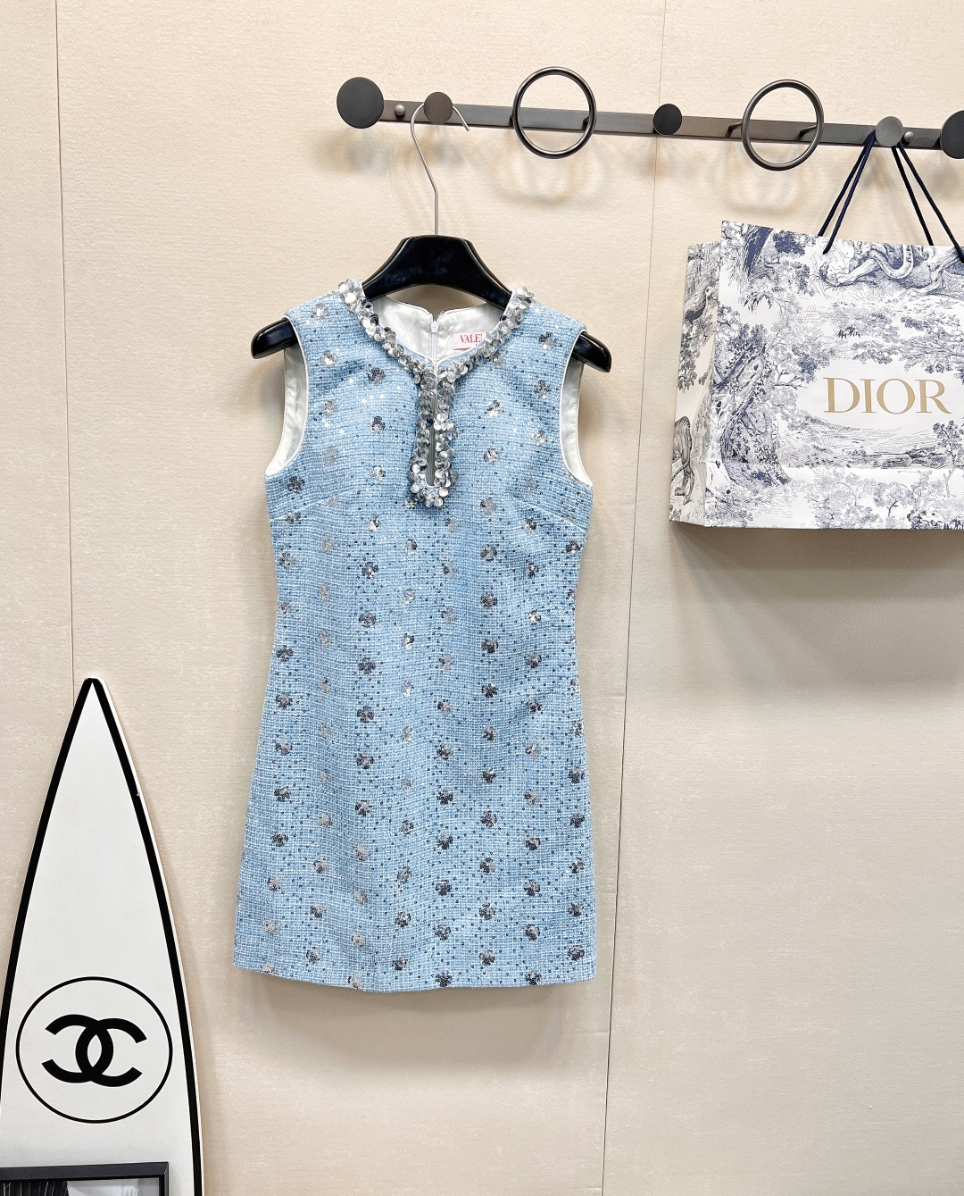 NO:323650,Valentin*'s new heavy industry diamond-inlaid hollow sequin sleeveless braided dress | Exclusive high-end production!  Elegant and elegant classic tailoring is very exquisite!  Three-dimensional rhinestone sequins fixed embellishment on the neckline, a must-have high-end item for white and rich beauty!  Easily manage various occasions, it is difficult for people to dislike it. Customized jacquard lining. Perfect workmanship quality depends on the details. Two colors are excellent. Size sml code, valentino, skirts, alexander wang19860909Valentin*新款重工镶钻镂空亮片无袖编织连衣裙丨独家高版出品！优雅大方经典剪裁很精致！领口立体水钻亮片固定点缀,白富美必备高级单品！轻松驾驭各种场合,很难让人不爱 定制提花里衬 完美做工品质看细节.两色出 尺码sml 编码,,valentino,skirts,alexander wang,Women's clothing