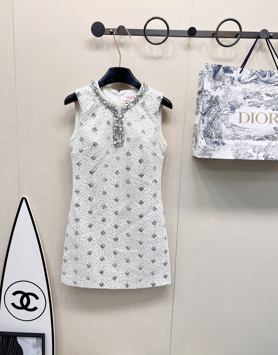 NO:323657,Valentin*'s new heavy industry diamond-inlaid hollow sequin sleeveless braided dress | Exclusive high-end production!  Elegant and elegant classic tailoring is very exquisite!  Three-dimensional rhinestone sequins fixed embellishment on the neckline, a must-have high-end item for white and rich beauty!  Easily manage various occasions, it is difficult for people to dislike it. Customized jacquard lining. Perfect workmanship quality depends on the details. Two colors are excellent. Size sml code, valentino, skirts, alexander wang19860909Valentin*新款重工镶钻镂空亮片无袖编织连衣裙丨独家高版出品！优雅大方经典剪裁很精致！领口立体水钻亮片固定点缀,白富美必备高级单品！轻松驾驭各种场合,很难让人不爱 定制提花里衬 完美做工品质看细节.两色出 尺码sml 编码,,valentino,skirts,alexander wang,Women's clothing