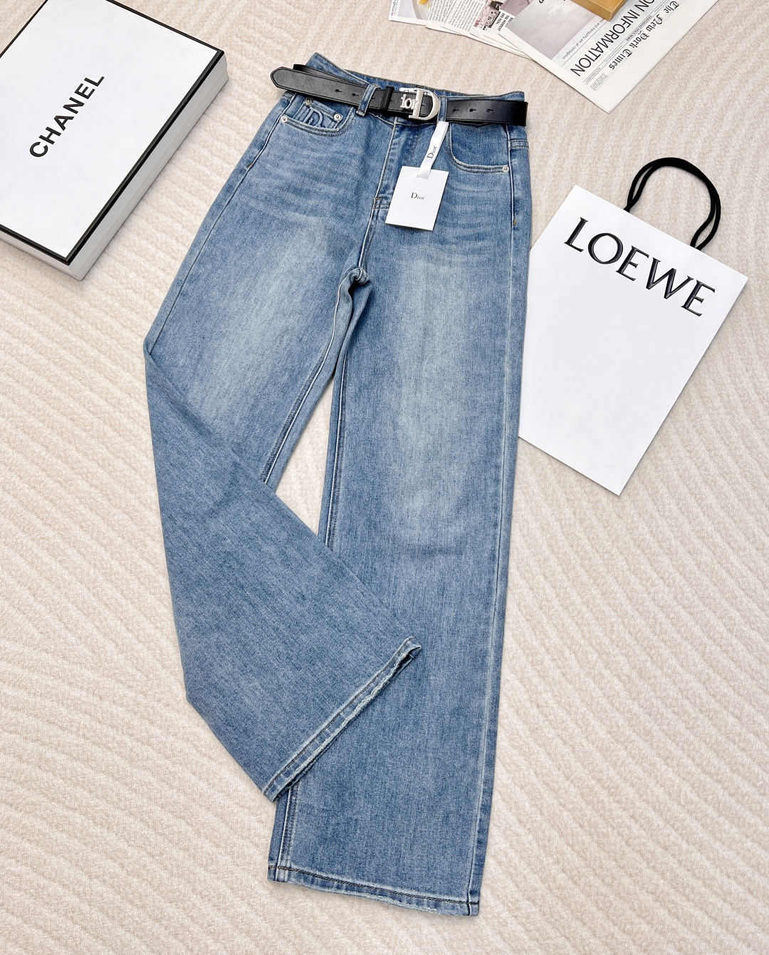 NO:323663,DIOR2025 early spring and summer new Dior embossed letter belt straight and micro-slim jeans, front and rear pocket embossed Dior logo medium and high waist wide-leg straight fit slightly elastic, embossed letter design style, customized pure cotton Sailuo denim fabric soft and comfortable and strong draping, double enzyme washing blue color is very suitable for early spring matching, with three belts complete large-scale products Size sml code,,dior,jeans,alexander wang19860909DIOR2025早春夏新品Dior压花字母皮带直筒微弹牛仔裤,前后口袋压花Dior logo中高腰阔腿直筒版型微微弹力,压花字母设计风,定制纯棉赛络纺牛仔面料柔软舒适垂坠感强,双重酵素的洗水蓝颜色 非常合适早春搭配,配腰带三标齐全大货出 尺码sml 编码,,dior,jeans,alexander wang,Women's clothing