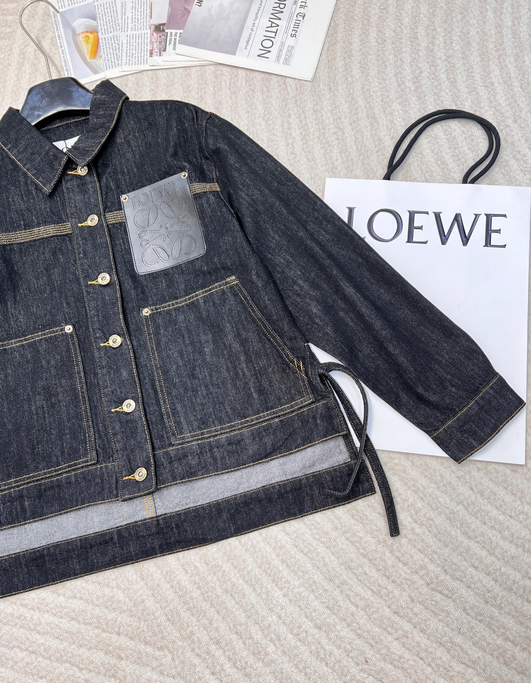 🆕2025Ss Loewe早春新款皮标牛仔外套，全棉牛仔酵素洗水 面料很柔软 皮标设计复古时髦 超级显瘦