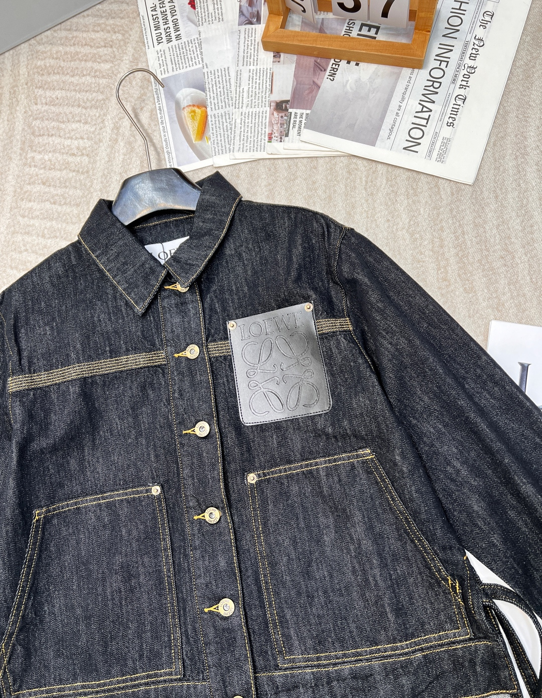 🆕2025Ss Loewe早春新款皮标牛仔外套，全棉牛仔酵素洗水 面料很柔软 皮标设计复古时髦 超级显瘦