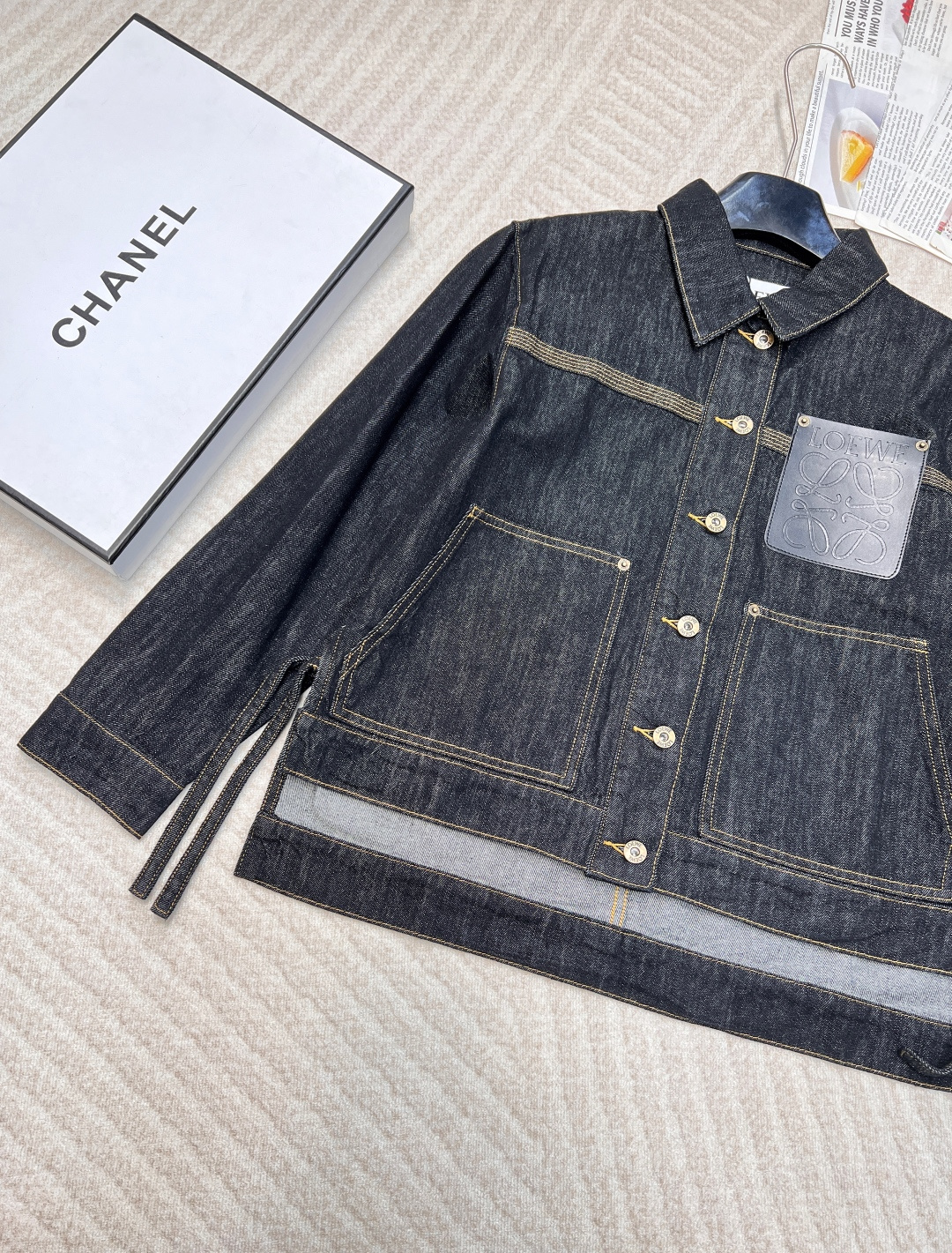 🆕2025Ss Loewe早春新款皮标牛仔外套，全棉牛仔酵素洗水 面料很柔软 皮标设计复古时髦 超级显瘦