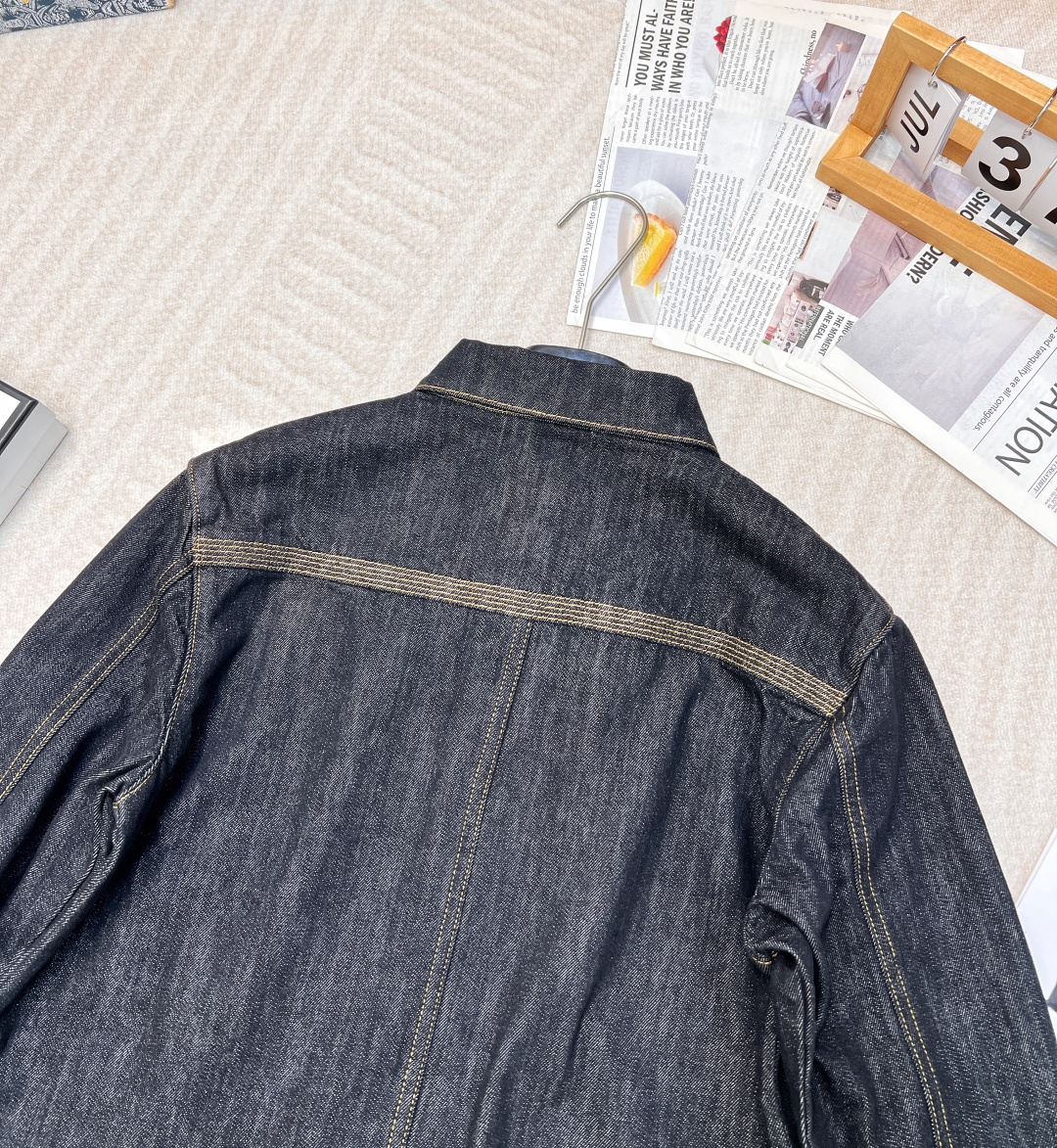 🆕2025Ss Loewe早春新款皮标牛仔外套，全棉牛仔酵素洗水 面料很柔软 皮标设计复古时髦 超级显瘦