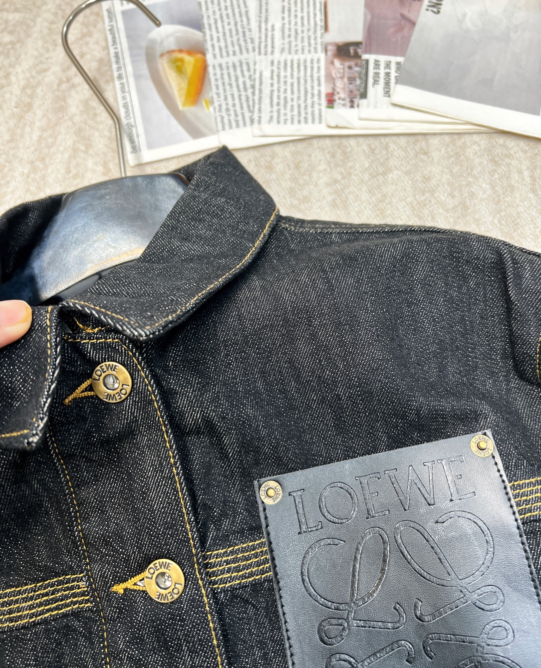 🆕2025Ss Loewe早春新款皮标牛仔外套，全棉牛仔酵素洗水 面料很柔软 皮标设计复古时髦 超级显瘦