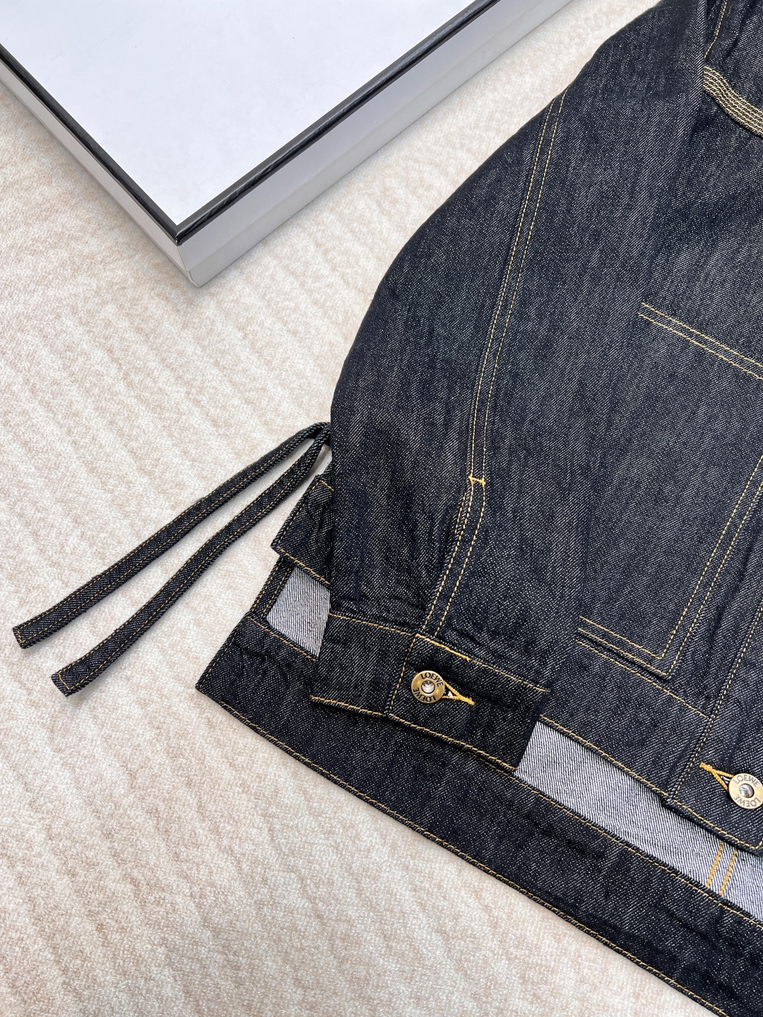 🆕2025Ss Loewe早春新款皮标牛仔外套，全棉牛仔酵素洗水 面料很柔软 皮标设计复古时髦 超级显瘦