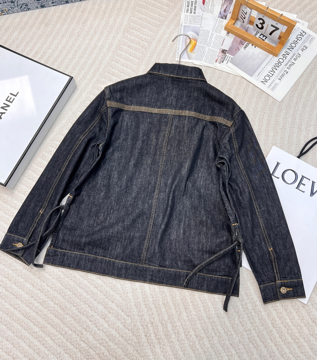 🆕2025Ss Loewe早春新款皮标牛仔外套，全棉牛仔酵素洗水 面料很柔软 皮标设计复古时髦 超级显瘦