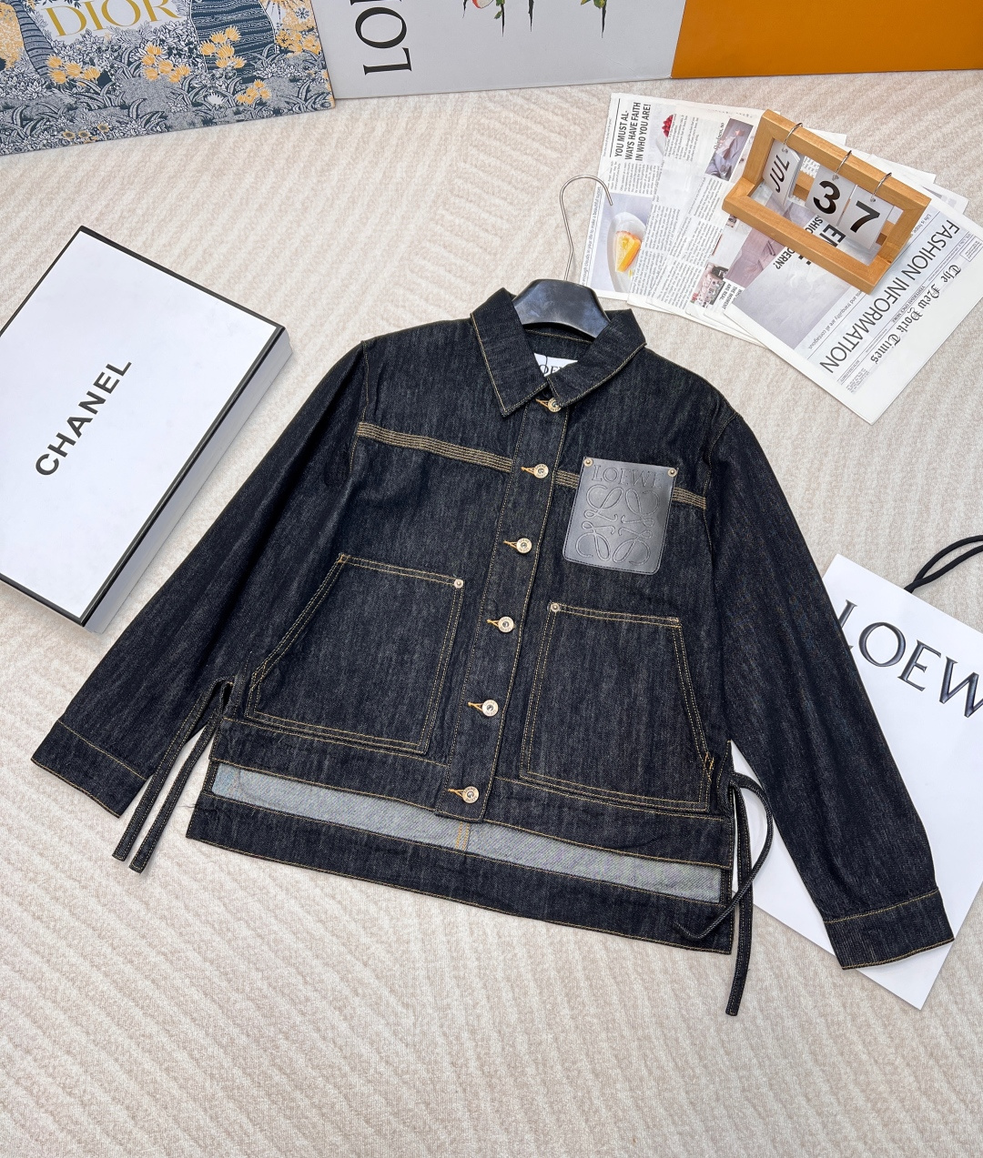 NO:323668,2025Ss Loewe's new leather label denim jacket, all-cotton denim enzyme wash, the fabric is very soft, the leather label design is retro and fashionable, super slimming, making it look taller and age-reducing, and the small one is also easy to control~ The upper body is super hiding flesh and slimming, super pulling leg proportions, a series of items that are very easy to match, simple, and refreshing, fashionable and high-end, everyday elegant, fashionable and versatile, gray color is very beautiful, and the fabric is high-end and textured!  Men and women, large-scale size smlXL code, loewe, jackets & coats, alexander wang198609092025Ss Loewe早春新款皮标牛仔外套,全棉牛仔酵素洗水 面料很柔软 皮标设计复古时髦 超级显瘦显高减龄 小个子也轻松驾驭～上身超级遮肉显瘦,超拉腿部比例,巨好搭配的一系列单品,简简单单,穿出清爽时髦高级感,日常优雅时髦巨百搭,颜色灰常好看,面料高级又有质感！男女同款,大货出 尺码smlXL 编码,,loewe,jackets & coats,alexander wang,Women's clothing