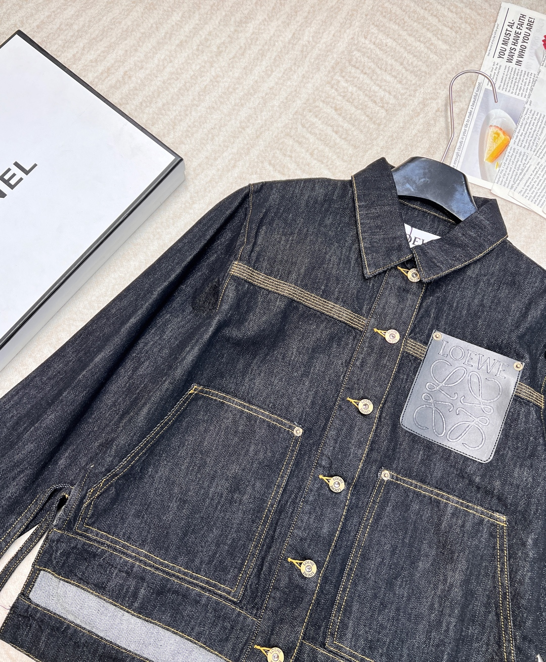🆕2025Ss Loewe早春新款皮标牛仔外套，全棉牛仔酵素洗水 面料很柔软 皮标设计复古时髦 超级显瘦
