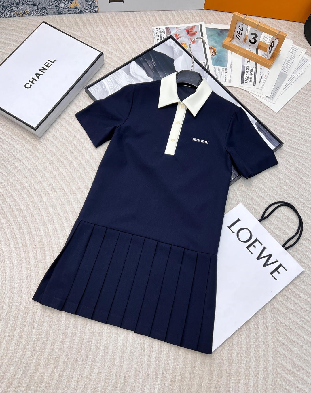 NO:324285,Miumiu25Ss early spring new lapel button short-sleeved pleated dress 丨Original development!  High-end production!  Single-layered layering is very nice!  Customized worsted wool fabric, breathable and comfortable. The visual effect of hem press pleats is slim and high-end! The upper body is super covered with flesh and slimming. Customized fabrics that are not picky about the figure are very suitable for wearing. Highly recommended. Fairies, hurry up and arrange for large-scale goods. Size sml, miumiu, skirts, T-shirt, alexander wang19860909Miumiu25Ss早春新款翻领系扣短袖百褶连衣裙丨原版开发！高版出品！单穿叠穿都非常的nice ！定制精纺羊毛面料 透气舒适 下摆压褶形成的视觉效果上身整个显瘦又高级!上身超级遮肉显瘦 不挑身材的好穿定制面料 强烈推荐 仙女宝贝们赶紧安排上大货出 尺码sml 编,,miumiu,skirts,T-shirt,alexander wang,Women's clothing