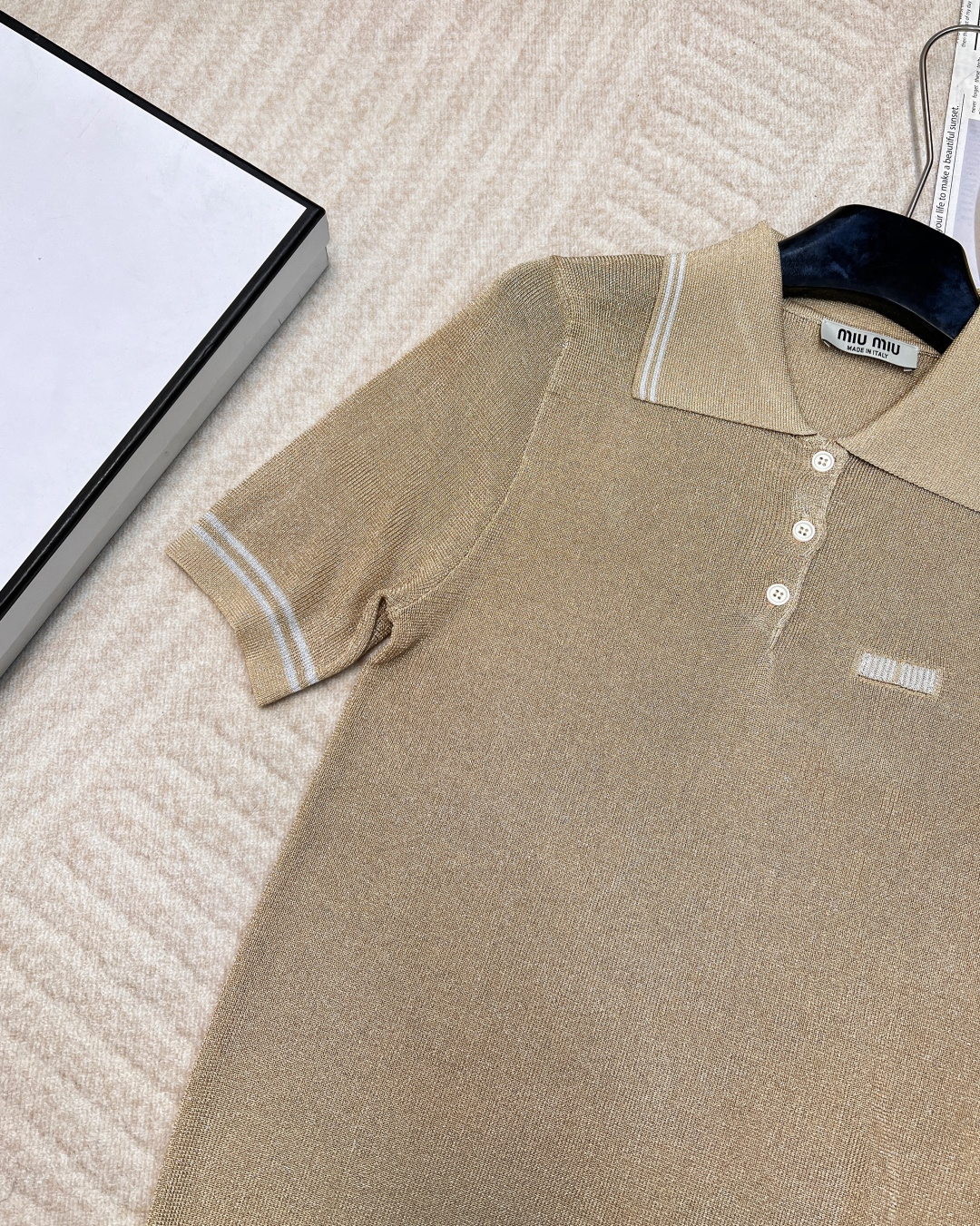 🆕 MIU MIU 学院风针织套装，针织Polo衫➕百褶半裙！miu的学院风从来不会令我们失望，又甜又美