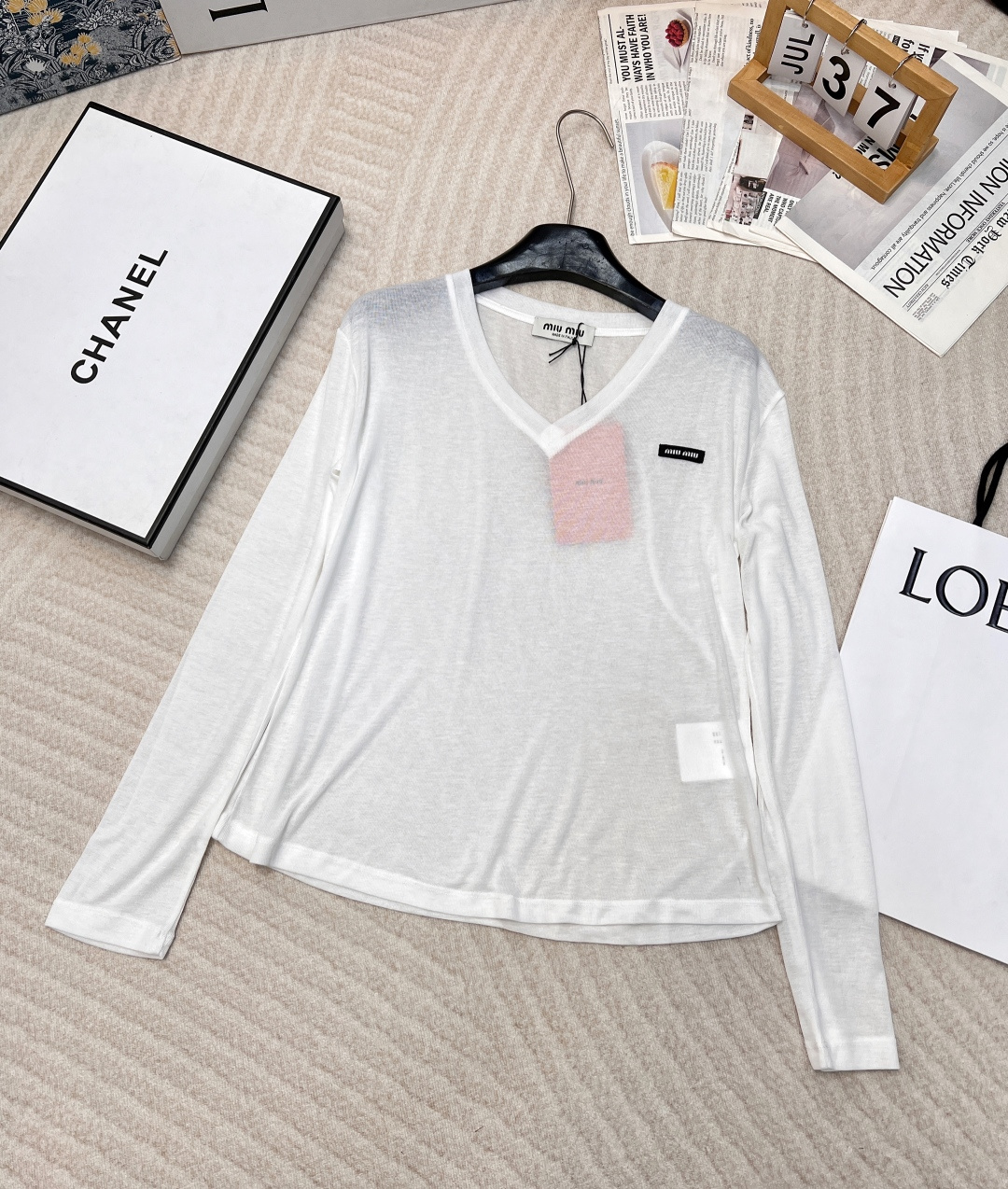NO:324826,Miumiu25Ss early spring new style, letter micro-label V-neck long-sleeved top丨Exclusive high-end production!  It is made of pure cotton and is soft and comfortable. The brand logo on the chest is decorated with crochet letters. It shows the charm and tone. It is a very good item for layering or single outfit!  Three colors size sml, miumiu, alexander wang19860909Miumiu25Ss早春新款 字母微标V领长袖上衣丨独家高版出品！采用纯棉材质柔软舒适 胸前品牌logo 钩花字母装饰点缀.彰显魅力调性.叠穿或者单穿搭配都是很不错的单品哦！三色出 尺码sml 编,,miumiu,alexander wang,Women's clothing