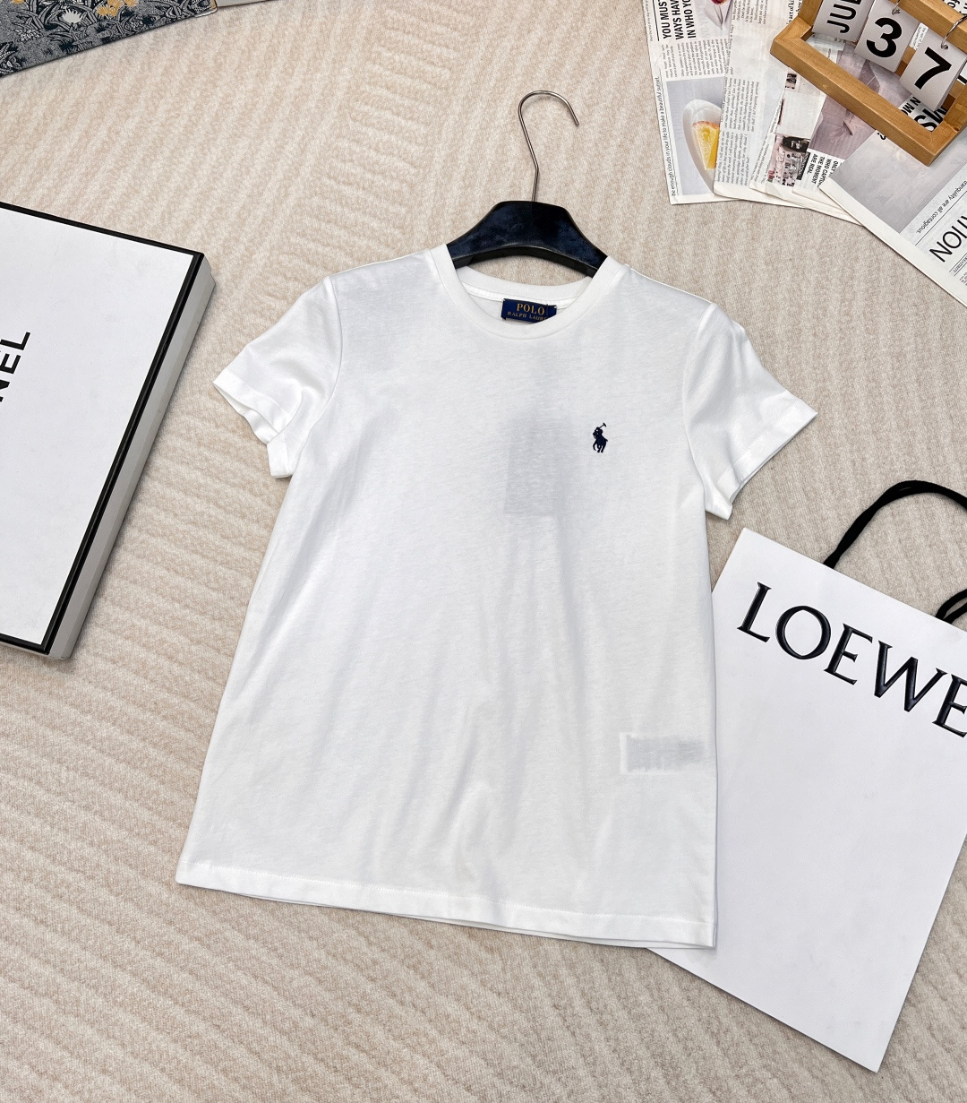 NO:324800,Ralph lauren Basic T-shirt Classic Ponyboy embroidered badge is a youth versatile solid color base round neck short-sleeved T-shirt This round neck T-shirt is made of soft jersey knitted fabric, designed with slim cut. Washed to present an ideal old-fashioned fabric. All are washed and soft and skin-friendly. It is a very good choice for wearing close-fitting. Classic Ponyboy embroidered logo, low-key and restrained. Suitable for both young and old, versatile and not picky!  Highly recommended Fabric quality upgrade!  All cotton material, neckline thread design, pure cotton is not mixed with other fabrics, it feels very smooth and the upper body is very comfortable!  In short, it makes your fabric comfortable so that you don’t want to wear anything else~ The elasticity is also quite good, the skin-friendly and very soft and delicate touch is really beautiful. I usually rely on this high-value T-shirt when I go out!  !  Let me tell you about this embroidery. The imported machine embroidery process is full, clear and textured, meticulous in workmanship, and there is no thread from the outside to the inside. This is a G-level T-shirt!  Size sml code, loro piana, T-shirt,tees, t-shirt,alexander wang19860909Ralph lauren 拉夫劳伦基础款T恤 经典小马仔刺绣徽章是一款青年百搭纯色打底圆领短袖T恤 此款圆领T恤 选用柔软的平纹针织面料,设计有修身裁剪 经水洗呈现理想的做旧感面料都是经过水洗处理,柔软亲肤,贴身穿非常不错选择 经典小马仔刺绣徽标,低调内敛 老少皆宜,百搭不挑人！强烈推荐 面料品质升级！全棉材质,领口螺纹设计,纯正的棉不掺杂一点其他面料,手感特别爽滑,上身非常舒适！总之让你们面料舒适到不想再穿别的～ 弹力也是蛮不错的,亲肤性又很好,绵软细腻的触感,真心好看,平时出门就全靠这款高颜值的T恤了！！ 重点跟你们说下这个刺绣,进口机器刺绣工艺,饱满清晰分明有质感,做工一丝不苟,从外到里看不到一根线头,这才是专g级别的T恤！ 尺码sml 编码,,loro piana,T-shirt,tees，t-shirt,alexander wang,Women's clothing