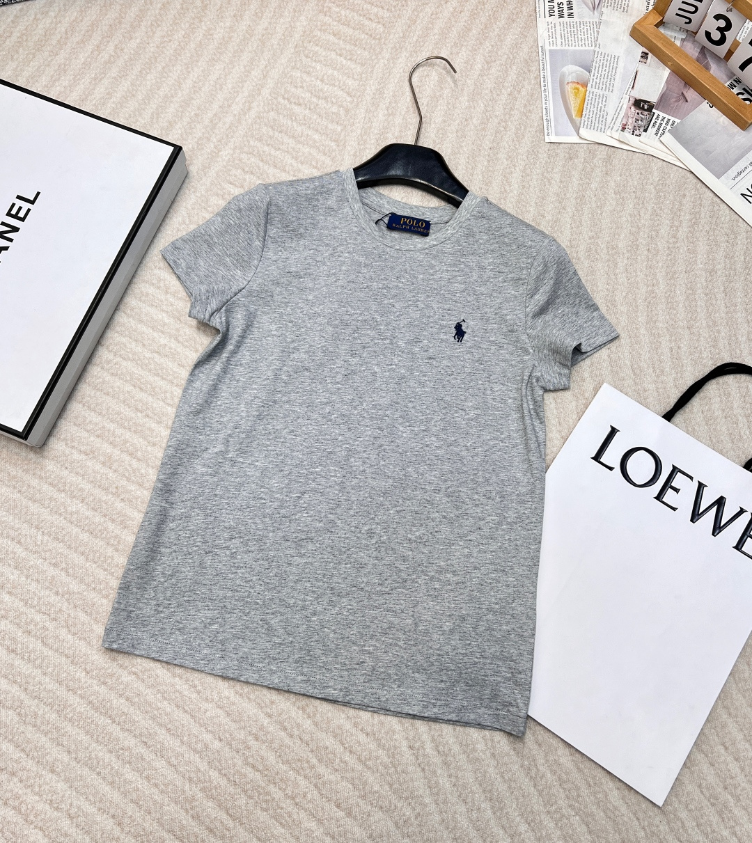 NO:324809,Ralph lauren Basic T-shirt Classic Ponyboy embroidered badge is a youth versatile solid color base round neck short-sleeved T-shirt This round neck T-shirt is made of soft jersey knitted fabric, designed with slim cut. Washed to present an ideal old-fashioned fabric. All are washed and soft and skin-friendly. It is a very good choice for wearing close-fitting. Classic Ponyboy embroidered logo, low-key and restrained. Suitable for both young and old, versatile and not picky!  Highly recommended Fabric quality upgrade!  All cotton material, neckline thread design, pure cotton is not mixed with other fabrics, it feels very smooth and the upper body is very comfortable!  In short, it makes your fabric comfortable so that you don’t want to wear anything else~ The elasticity is also quite good, the skin-friendly and very soft and delicate touch is really beautiful. I usually rely on this high-value T-shirt when I go out!  !  Let me tell you about this embroidery. The imported machine embroidery process is full, clear and textured, meticulous in workmanship, and there is no thread from the outside to the inside. This is a G-level T-shirt!  Size sml code, loro piana, T-shirt,tees, t-shirt,alexander wang19860909Ralph lauren 拉夫劳伦基础款T恤 经典小马仔刺绣徽章是一款青年百搭纯色打底圆领短袖T恤 此款圆领T恤 选用柔软的平纹针织面料,设计有修身裁剪 经水洗呈现理想的做旧感面料都是经过水洗处理,柔软亲肤,贴身穿非常不错选择 经典小马仔刺绣徽标,低调内敛 老少皆宜,百搭不挑人！强烈推荐 面料品质升级！全棉材质,领口螺纹设计,纯正的棉不掺杂一点其他面料,手感特别爽滑,上身非常舒适！总之让你们面料舒适到不想再穿别的～ 弹力也是蛮不错的,亲肤性又很好,绵软细腻的触感,真心好看,平时出门就全靠这款高颜值的T恤了！！ 重点跟你们说下这个刺绣,进口机器刺绣工艺,饱满清晰分明有质感,做工一丝不苟,从外到里看不到一根线头,这才是专g级别的T恤！ 尺码sml 编码,,loro piana,T-shirt,tees，t-shirt,alexander wang,Women's clothing