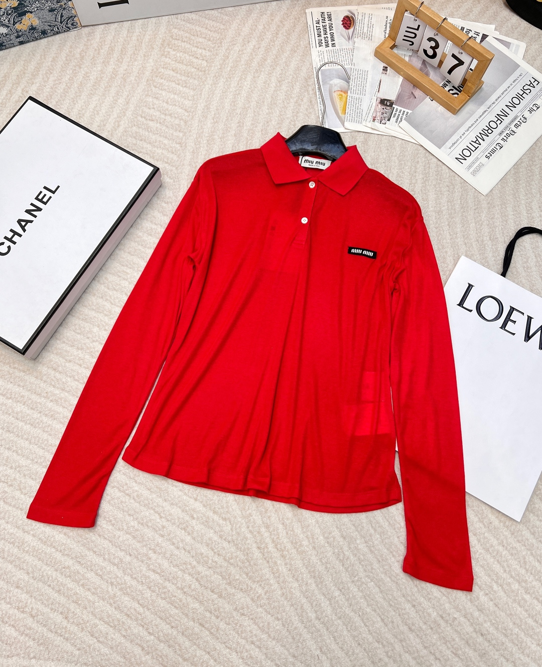 NO:324843,MIUMIU 25Ss early spring new style thin sun protection lapel top simple and well-behaved and slim and easy to wear 0 items that can’t be hidden. The cotton key fabric is delicate and dense, light and comfortable, and has a good feel, so the upper body is soft and skin-friendly. The threaded collar woven on the neckline is not easy to deform. The style cannot be said to be amazing, but it is young and energetic. This fabric has a slightly transparent effect. It is very insolent to the body~ The style is also super inconspicuous to the body, but the upper body is instantly planted, and the translucent feeling is super fashionable! It is very good for various combinations, a must-have fashionable item! Three standards are complete, size sml code,,miumiu, alexander wang19860909MIUMIU 25Ss早春新款 薄透防晒翻领上衣 简单又乖巧显瘦好穿0出错的单品,藏不住的喜欢,棉重点这个面料织法细腻密 轻薄 舒适 手感好,所以上身柔软亲肤感是浑然天成的,领口单独色织的螺纹领不易变形,版型不能说有多惊艳,但是年轻有活力 这个面料是微微透视的效果 单穿叠穿都很有ins风～ 版型对身材的包容度也超 单看不起眼,但上身瞬间被种草,若影若现的透感超时髦! 用来做各种搭配都很不错,必备的时髦单品!三标齐全 尺码sml 编码,,miumiu,alexander wang,Women's clothing