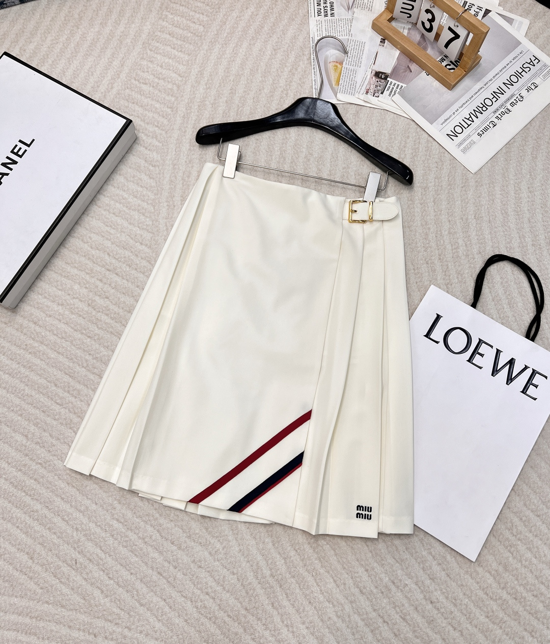 NO:325365,Miumiu's new off-white tennis style metal buckle midi skirt, new pleated fabric mini skirt, worsted wool fabric Mini pleated silhouette skirt embroidered with brand logo embroidered with leather straps with buckles diagonally designed side zipper closure Temperature items lined with safety pants!  Large-scale size sml code M, miumiu, skirts, alexander wang19860909miumiu新款米白色网球风金属扣中长裙,新品褶裥织物迷你半身裙,面料精纺羊毛面料 迷你褶裥廓形裙 饰以品牌标识刺绣徽标 织物覆盖皮革饰带含搭扣 斜向绲边设计 侧面拉链开合 气质单品内有安全裤里衬！大货出 尺码sml 编码M,,miumiu,skirts,alexander wang,Women's clothing