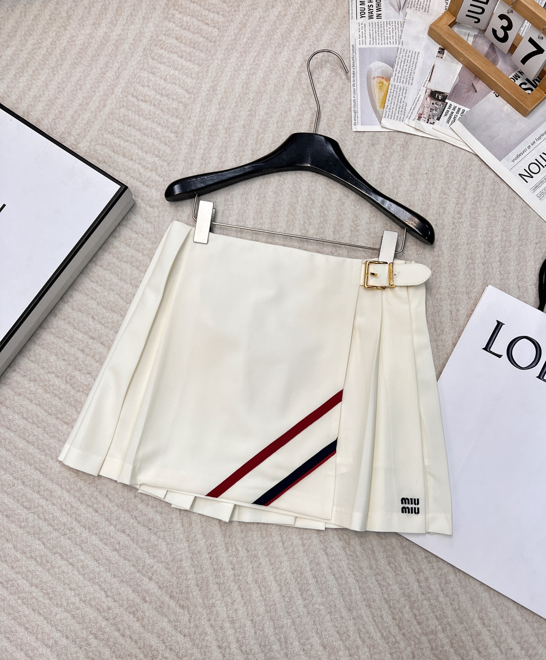 NO:325367,Miumiu's new mid-low waist striped short pleated mini skirt丨Exclusive yb development!  High-end production!  A must-have item for miu-style girls!  The photo is super chicky and fashionable!  Absolutely unique ~ the details are perfect!  It's really beautiful~ Jimei, rush to the duck!  Mini pleated silhouette skirt with brand logo embroidered logo, fabric covered leather straps with buckles, diagonal edge design, side zipper closure, safety pants lining, no fear of exposure!  Size sml, miumiu, skirts, alexander wang19860909Miumiu新款中低腰条纹短款褶裥迷你半身裙丨独家yb开发！高版出品！miu式女孩们必入单品！拍照超鸡具有时髦感！绝对的与众不同~细节也做到完美！真的非常好看～集美们 冲鸭！迷你褶裥廓形裙,饰以品牌标识刺绣徽标,织物覆盖皮革饰带含搭扣,斜向绲边设计,侧面拉链开合,内有安全裤里衬,不怕走光！ 尺码sml,,miumiu,skirts,alexander wang,Women's clothing