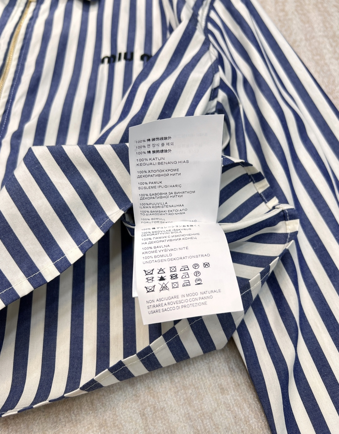 🆕miumiu早春新款缪缪短款条纹字母刺绣衬衫，定制YB进口斜纹棉质面料 质感舒适细腻 翻领正肩短款衬衫
