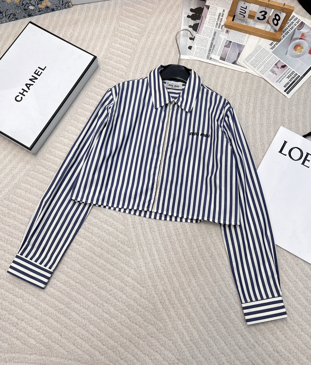 NO:326363,Miumiu's new short striped letter embroidered shirt in early spring, customized YB imported twill cotton fabric, comfortable and delicate texture, lapel front shoulder short shirt style, creative zipper design, more convenient to put on and take off, fixed dyed striped contrasting colors, embroidered letter decoration on the chest, the upper body is full of lazy British atmosphere. Shows exquisite waistline. The zipper details are unique and eye-catching, simple and ingenious, injecting a unique vitality into fashionable outfits. It can be matched with high-waist denim wide-leg pants, retro and casual, to modify the leg shape; or choose a pleated short skirt, full of youthful and playfulness. Three-standard large-scale products are available in large sizes. Size sml code,,miumiu, skirts, shirts, alexander wang19860909miumiu早春新款缪缪短款条纹字母刺绣衬衫,定制YB进口斜纹棉质面料 质感舒适细腻 翻领正肩短款衬衫版型 充满创意的拉链式设计 穿脱更加便利 定染条纹撞色 胸前刺绣字母装饰 上身充满慵懒英伦气息 .展露精致腰线.拉链细节独特吸睛,简约中见巧思,为时尚穿搭注入别样活力.可搭配高腰牛仔阔腿裤,复古随性,修饰腿型；或选择百褶短裙,洋溢青春俏皮感.三标齐全大货出 尺码sml 编码,,miumiu,skirts,shirts,alexander wang,Women's clothing