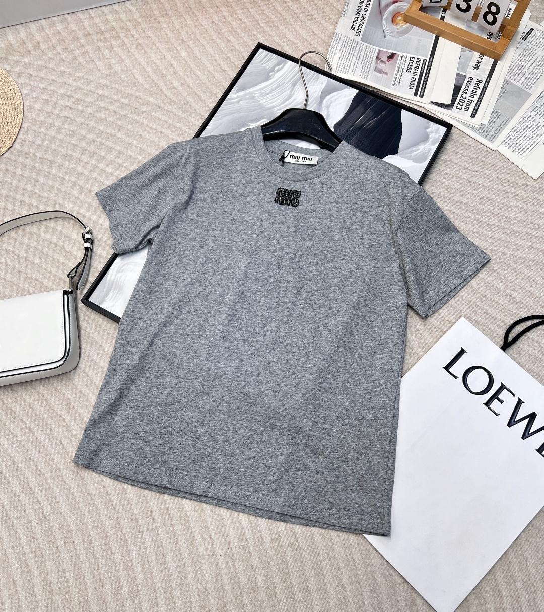 NO:310516,Miumiu's new early spring style, hand-made beaded letters short sleeves, simple gray, low-key and luxurious. The fine beads are carefully arranged into letters, like the dark night stars, shining and lively luster. The soft fabric fits the skin and brings the ultimate comfort experience. The classic style is suitable for diverse styles, whether it is walking on the street or having a casual party, it can stand out with its unique charm. It can be matched with jeans shorts, fresh and casual, highlighting the summer atmosphere; or choose wide-leg suit pants to create a casual and capable style. The upper body is versatile!  Girls' heart crystal embellishment, gorgeous and exquisite, layered outfit artifact, inner wear and single wear, a great piece of great matching, three-standard complete large-scale products, size sml,,miumiu, shorts, T-shirt, business suit, alexander wang19860909miumiu早春新款缪缪手工串珠字母短袖,简约灰色绽放低调奢华.细密串珠精心排列成字母,似暗夜星辰,闪烁灵动光泽.柔软面料贴合肌肤,带来极致舒适体验.经典版型适配多元风格,无论是漫步街头还是休闲聚会,皆能以独特魅力脱颖而出.可搭配牛仔短裤,清新又休闲,凸显夏日氛围感；或选阔腿西装裤,打造随性又干练的风格.上身百搭！少女心水晶点缀 华丽精致 叠穿搭配神器 内搭单穿都好看 巨好搭配的一件 三标齐全大货出 尺码sml,,miumiu,shorts,T-shirt,business suit,alexander wang,Women's clothing