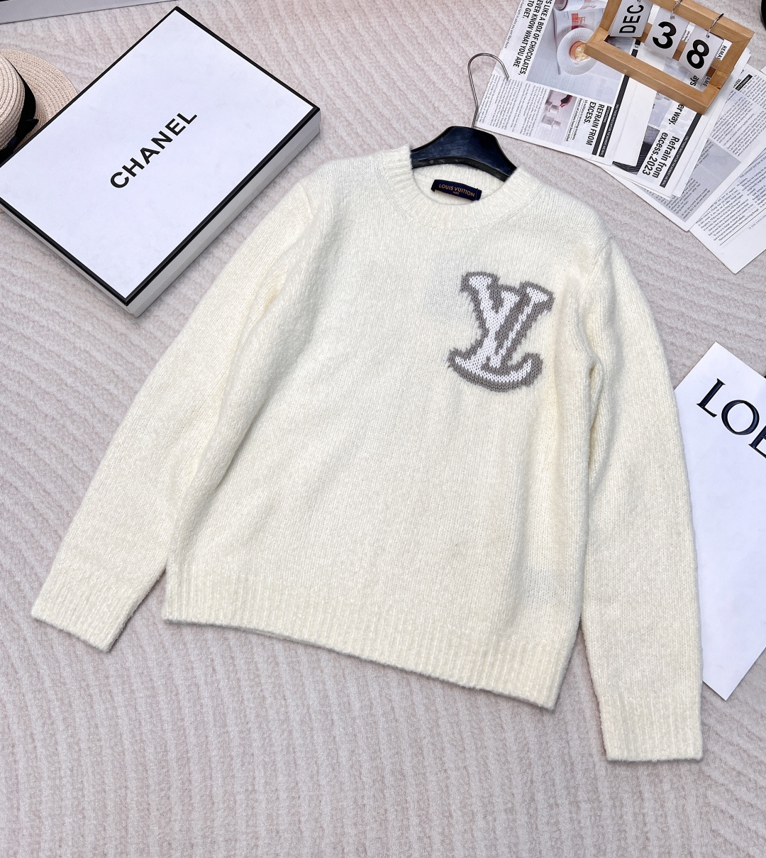 NO:326340,LOUIS VUITTON contrasting letter inlay pattern wool sweater, using thick yarn to create a comfortable texture. Contrasting LV logo is integrated into knitting, and the rear is cleverly presented with a mirror effect logo. The elegant design easily controls the weekend shape. The inlay is woven by imported German machines, and each line belt is consistent. The laundry wash water fixed pattern. The contrasting LV logo on the chest is inlay, and a wonderful mirror effect is presented on the back. It highlights the brand tone and elegant autumn and winter colors to create a literary atmosphere!  Simple style does not pick on body shape, and can easily adapt to multiple styles. Whether it is a couple going out on the street or wearing daily clothes, they can interpret unique fashion taste. The same styles of men and women are available in large sizes. Size sml, edited by, louis vuitton, louis vuitton, alexander wang19860909LOUIS VUITTON撞色字母嵌花图案羊毛针织衫,以厚实纱线营造舒柔质感.撞色LV标识融入针织,后部巧妙呈现镜像效果标识.闲雅设计轻松驾驭周末造型. 嵌花采用德国进口机器织出,每一个线路带与一致.成衣洗水固定版型.胸前撞色 LV 镶嵌标识,并在背面呈现奇妙的镜像效果.彰显品牌调性,优雅秋冬色系打造文艺氛围感！简约版型不挑身材,轻松适配多种风格,无论是情侣出街还是日常穿搭,都能诠释独特时尚品味.男女同款大货出 尺码sml 编,,louis vuitton,louis vuitton,alexander wang,Women's clothing