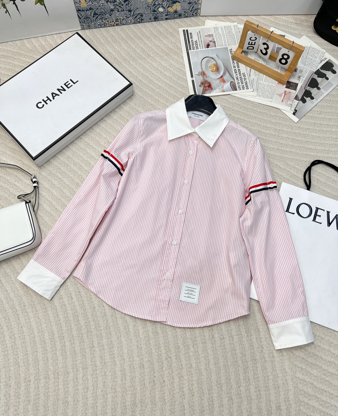 NO:313910,New spring and summer TB striped Oxford long-sleeved shirt. You can really look elegant and gold-toned. A classic striped woven shirt with its genius tailoring design~ TB things look very ordinary, but the temperament on your body instantly rises a few degrees. This is the charm of this brand!  The casual and good outfit is invincible and practical. Whether it is business travel or trendy mixing, the upper body is easy to use and stylish!  It has the charm of a shirt but the smell of a coat!  Imported Oxford spinning fabric, customized pink stripes, gentle and tender, the classic contrasting striped cuffs are full of design, and the details are grasped. They look great with short skirts or suit pants, and can be held on commuting and dates. The texture is super good, the fabric is skin-friendly and breathable. I really love it. Whoever wears it looks good, sisters, hurry up!  There is no one to match the market products, and it is exclusively available, the latest model!  Size sml, skirts, jackets & coats,shirts,business suit,alexander wang19860909春夏新款  TB 条纹牛津长袖衬衫 会穿衬衫真的可以看起来气质又多金很经典的条纹色织衬衫配上它家天才般的剪裁设计～TB的东西就是看起来很普通,但是穿上身气质瞬间上来几个度,这就是这个品牌的魅力！ 休闲好穿搭配无敌实用,无论是商务出行还是潮人混搭都游刃有余上身效果笔挺有型！拥有衬衫的韵味却带着外套的气息！ 进口牛津纺面料,粉色条纹定制定染,温柔又显嫩,经典的撞色条纹袖口设计感满满,细节处拿捏住了.搭配小短裙或者西装裤都超好看,通勤约会都能hold住.质感超棒,面料亲肤又透气.真的好爱,谁穿谁好看系列,姐妹们快冲！市场货没有人对版,独家发售,最最最新款！ 尺码sml,,skirts,jackets & coats,shirts,business suit,alexander wang,Women's clothing