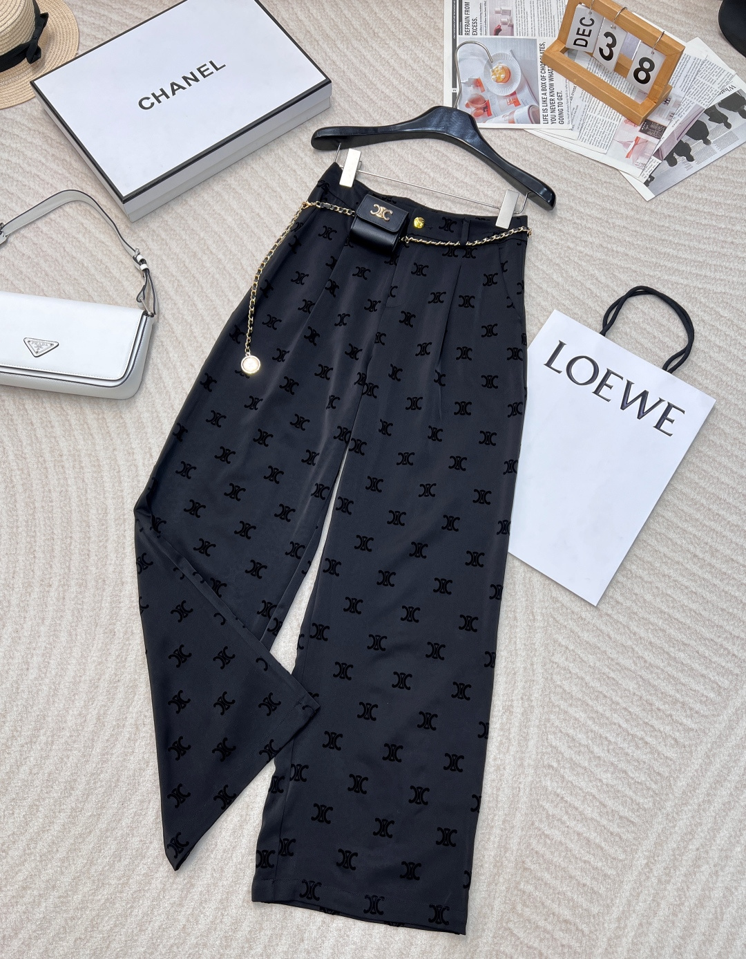 NO:313904,Celine's dark pattern wide-leg pants are coming!  !  The color belongs to high-end products!  The touch is delicate, the smoothest and most complete dark pattern jacquard pattern craftsmanship, the upper body is super temperament, and it is quite classy. Who can refuse this pair of Celine flocking casual pants!  The black base is paired with a delicate flocking logo, which is low-key and luxurious, with invincible texture. The style is superb, the loose straight-piece design, and it is not picky about the figure and makes the legs look straight, and the comfort is also excellent. Paired with the same brand chain bag, the luster of the chain complements the flocking texture of the pants, and the details are exquisite. Whether it is a simple white T-T-T-T-T-T-T-T-T-T-T-T-T-T-T-T-T-T-T-T-T-T-T-T-T-T-T-T-T-T-T-T-T-T-T-T-T-T-T-T-T-T-T-T-T-T-T-T-T-T-T-T-T-T-T-T-T-T-T-T-T-T-T-T-T-T-T-T-T-T-T-T-T-T-T-T-T-T-T-T-T-T-T-T-T-T-T-T-T-T-T-T-T-T-T-T-T-T-T-T-T-T-T-T-T-T-T-T-T-T-T-T-T-T-T-T-T-T-T-T-T-T-T-T-T-T-T-T-T-T-T-T-T-T-T-T-T-T-T-T-T-T-T-T-T-T-T-T-T-T-T-T-T-T-T-T-T-T-T-T-T-T-T-T-T-T-T-T-T-T-T-T-T-T-T-T-T-T-T-T-T-T-T-T-T-T-T-T-T-T-T-T-T-T-T-T-T-T-T-T-T-T-T-  Give a matching chain belt bag!  Large-scale size sml, celine, business suit, alexander wang19860909Celine 暗纹阔腿裤爆款来袭！！色泽隶属高端品！手感细腻 柔滑极致通体暗纹提花花纹工艺 上身超级气质 相当的有档次,谁能拒绝这条Celine植绒休闲裤呀！黑色底搭配精致植绒logo,低调又奢华,质感无敌.版型超赞,宽松的直筒设计,不挑身材还巨显腿直,舒适度也是一绝.搭配同品牌链条小包,链条的光泽与裤子的植绒质感相得益彰,细节处尽显精致.无论是搭简约白T还是小西装,都时髦又吸睛.日常出街或者商务场合都能轻松驾驭,高级氛围感狠狠拿捏了,爱住！送搭配的链条腰带小包！大货出 尺码sml,,celine,business suit,alexander wang,Women's clothing