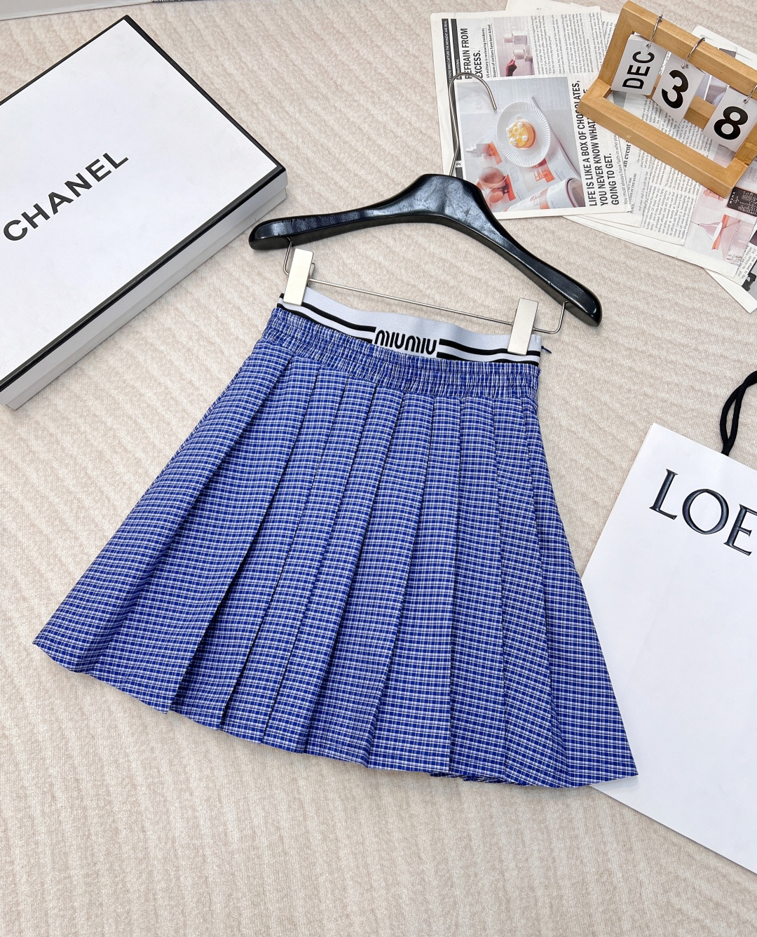 NO:313898,MIU MIU high-waisted plaid webbing pleated skirt, small A-version skirt, Miu Miu magic skirt that was questioned!  Miao Miao's plaid pleated skirt must have!  The blue plaid is classic and fresh, and the upper body becomes sweet and cool girl in seconds. The iconic letter webbing design adds brand recognition and fashion sense. The pleated skirt is lively and elegant, and the atmosphere is full when walking. Whether it is a simple T-shirt or a college-style sweater, you can easily create a fashionable Miu Miu style. The style is super friendly, and it doesn’t pick on the figure and makes your legs look long. I sincerely recommend that you will be the most beautiful baby on the street when wearing it!  Size sml, miumiu, skirts, tees, t-shirt, alexander wang19860909MIU MIU 高腰格纹字母织带百褶半裙,小A版半裙,被问爆的Miu Miu神裙！缪缪这条格纹字母织带百褶半身裙必须拥有！蓝格纹经典又清新,上身秒变甜酷少女.标志性的字母织带设计,增添了品牌辨识度和时尚感.百褶裙摆灵动飘逸,走动间氛围感拉满. 无论是搭简约T恤还是学院风针织衫,都能轻松打造出时髦的Miu Miu风.版型超友好,不挑身材还巨显腿长. 真心推荐,穿上它你就是街头最靓的崽！ 尺码sml,,miumiu,skirts,tees，t-shirt,alexander wang,Women's clothing