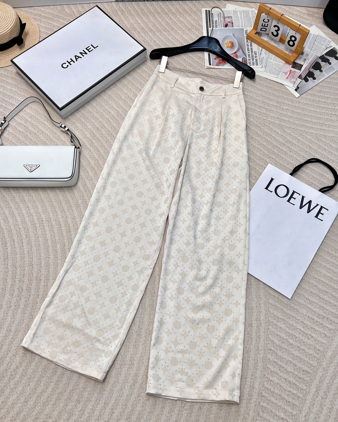 NO:313920,LOUIS VUITTON Whoever wears the donkey's house will explode the street!  The new ironing divine pants from the Dujia family. The new ironing divine pants from the Dujia family are so amazing!  The off-white tone is high-end and gentle, the dark pattern design is low-key and luxurious, and the hot diamonds in the details are the finishing touch. Blingbling is super eye-catching in the light. The loose style is comfortable and covers the flesh and makes it look slimming. The acetate satin fabric is cool and resistant to pleats, and is super comfortable!  Must enter this summer!  It looks good and is cool when worn. You can feel the floating feeling of your upper legs through the screen. You walk with the wind to save all kinds of imperfect leg shapes. Extend the leg lines. Don’t be too comfortable to wear in summer. This one can be easily gone!  Size sml, louis vuitton,louis vuitton,louis vuitton,silk fabric,alexander wang19860909LOUIS VUITTON 驴家谁穿谁炸街！驴家新款烫钻神裤.驴家这款新款烫钻字母暗纹休闲裤太绝了！米白色调高级又温柔,暗纹设计低调中透着奢华,细节处的烫钻更是点睛之笔,在光线下blingbling超吸睛.宽松版型舒适又遮肉显瘦 醋酸绸缎面料 清凉又抗褶 超级舒服！这个夏天一定要入！穿上好看好穿又凉快 隔着屏幕都能感受到 上腿飘飘然的感觉 走路都带风 拯救各种不完美腿型 拉长腿部线条 夏天穿都不要太舒服 这一条就可以轻松出门！ 尺码sml,,louis vuitton,louis vuitton,louis vuitton,silk fabric,alexander wang,Women's clothing
