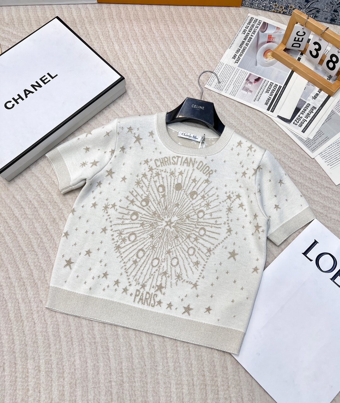 NO:313914,DIOR early spring new silk jacquard cashmere knitted short-sleeved short-sleeved, counter style, fully displays the elegance and fashion of the brand. Selected excellent cashmere material, soft and skin-friendly, and wears close to the body as if it is lightly embraced by clouds, with full comfort. The classic beige body, paired with silk jacquard patterns such as bright stars, is like the twinkling stars in the night sky, with great artistic and recognizable. The iconic 