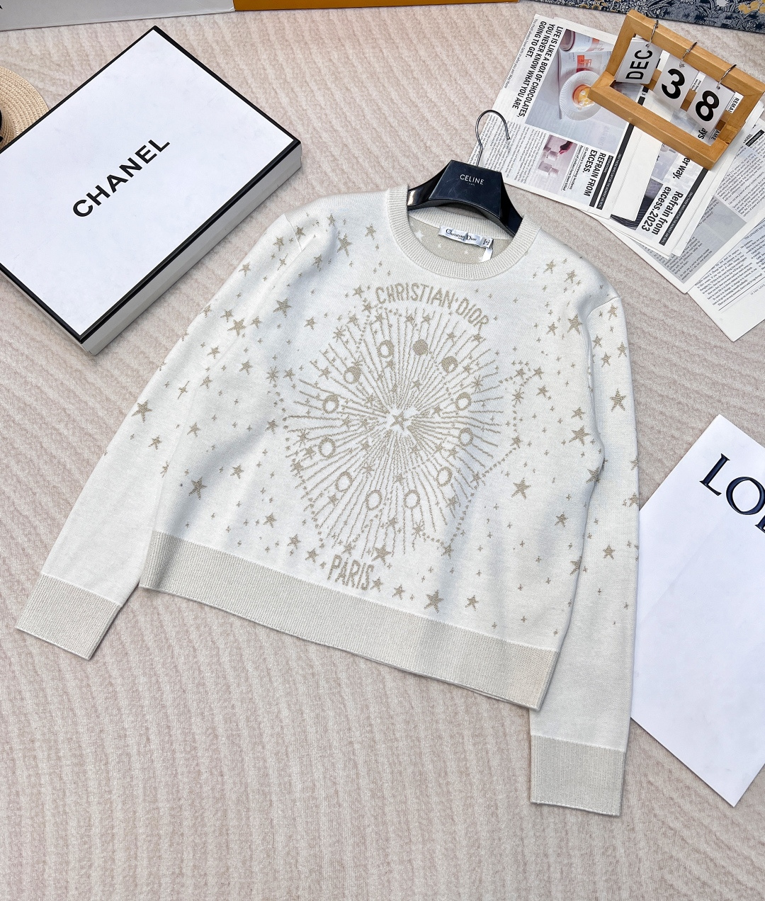 NO:313909,The new Dior luxury choice of silk jacquard cashmere long-sleeved knitted top in early spring, the same style as the stars!  D This long-sleeved top is based on rare cashmere, with a delicate and soft touch, bringing an ultimate skin-friendly experience, keeping warm and light. The body is covered with exquisite silk thread, and the star patterns are lively and shining, as romantic as the vast starry sky. The central brand logo is eye-catching and elegant, showing a unique identity. The loose style combines exquisite details. Whether it is to attend a banquet with a slim skirt or to create a casual street photography style with jeans, it can easily create a high-end fashion sense, showing Dior's classic and charm. The three standards are complete!  Large-scale size sml,dior,skirts,jeans,alexander wang19860909早春新款迪奥奢华之选丝线提花羊绒长袖针织上衣,明星同款！ D这款长袖上衣,以珍稀羊绒为基底,触感细腻柔软,带来极致亲肤体验,保暖同时不失轻盈. 衣身布满精美丝线提花,星星图案灵动闪耀,如浩瀚星空般浪漫,中央品牌标识醒目而优雅,彰显独特身份. 宽松版型结合精致细节,无论是搭配修身半裙出席宴会,还是与牛仔裤组合打造休闲街拍风,都能轻松营造出高级时尚感,尽显迪奥的经典与魅力.三标齐全！大货出 尺码sml,,dior,skirts,jeans,alexander wang,Women's clothing