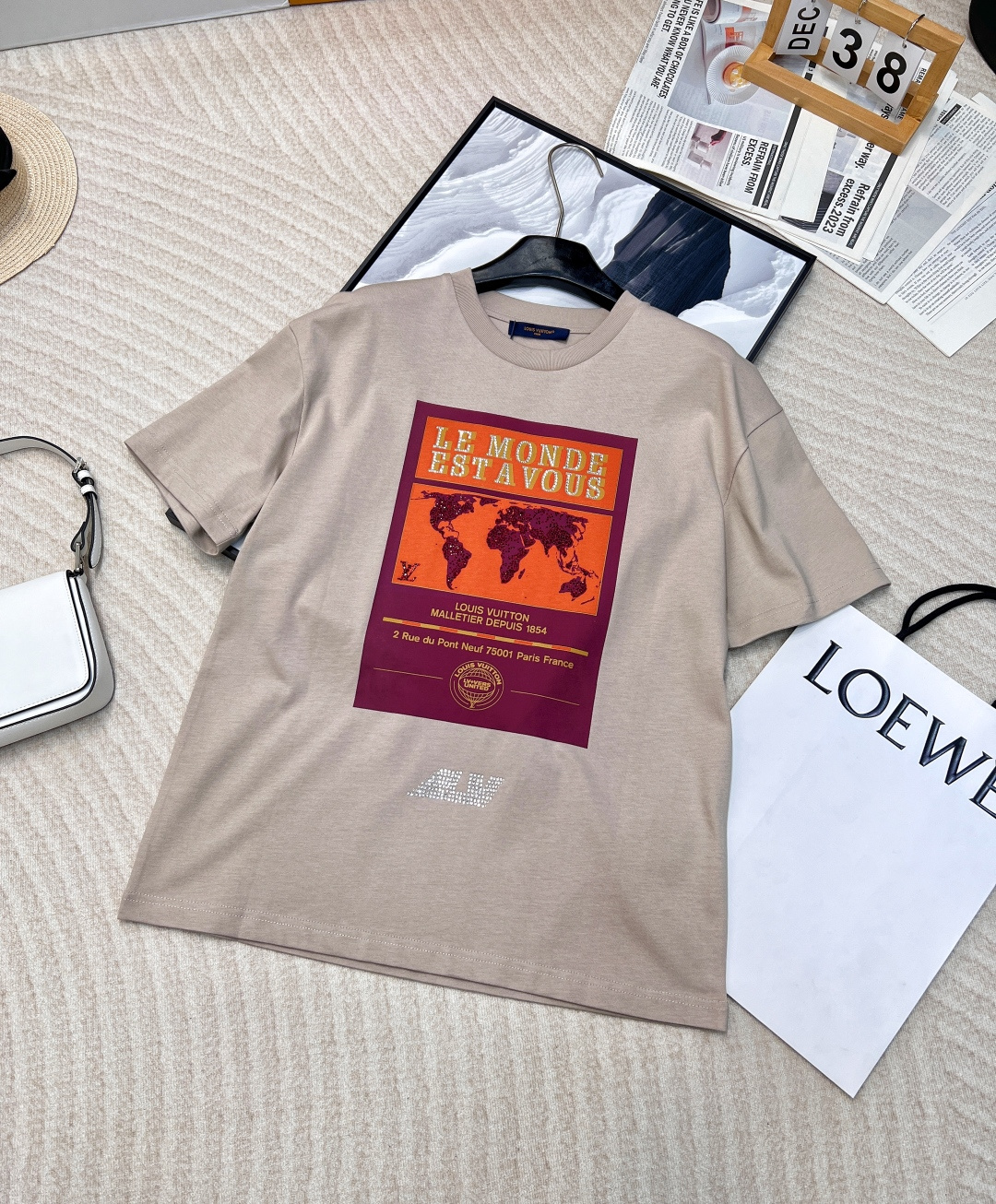 NO:313903,LOUIS VUITTON unlocks world fashion, Donkey 25Ss early spring new world map art pattern series iron diamond short-sleeved T-shirt breaks gender boundaries and interprets fashion without boundaries. The earth color system is calm and atmospheric, and the world map art pattern is vividly displayed on the clothes, retro tones and trendy fonts intertwined, as if telling the beautiful story of the world. The exquisite iron diamond craftsmanship adds a brilliant light to the map pattern, and each diamond is a footnote of fashion, shining unique charm in the light. High-quality fabrics are skin-friendly and breathable, ensuring a comfortable wearing experience. Whether walking side by side on the street or attending fashion parties together, they can tacitly interpret the fashion attitude between couples, becoming the eye-catching focus of the streets and alleys, leading the new fashion of early spring outfits. The same style for men and women, large-scale products are available. Size xssml,,louis vuitton,louis vuitton,louis  vuitton, T-shirt,tees, t-shirt,alexander wang19860909LOUIS VUITTON解锁世界风尚,驴家25Ss早春新款世界地图艺术图案系列烫钻短袖T恤,打破性别界限,演绎时尚无界.大地色系基底沉稳大气,世界地图艺术图案跃然衣上,复古色调与潮流字体交织,仿佛诉说着全球的绮丽故事.精湛烫钻工艺,为地图图案添上璀璨光芒,每一颗钻都是时尚的注脚,在光线下闪耀独特魅力.优质面料亲肤透气,确保舒适穿着体验,无论是并肩漫步街头,还是共同出席时尚派对,皆能默契诠释情侣间的时尚态度,成为街头巷尾的吸睛焦点,引领早春穿搭新风尚.男女同款,大货出 尺码xssml,,louis vuitton,louis vuitton,louis vuitton,T-shirt,tees，t-shirt,alexander wang,Women's clothing