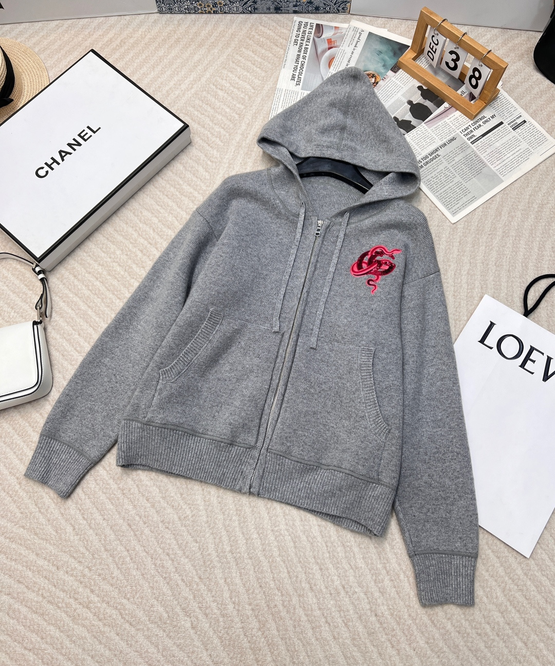 NO:314517,GUCCI's new early spring G-style craftsmanship - Year of Snake Embroidery Sequins Hooded Wool Knit Cardigan, both men and women can control it. High-quality wool is strictly selected, with soft touch, excellent warmth and excellent performance, bringing considerate care. The unique Year of Snake Embroidery is supplemented by shining sequins, and the snake shape is lifelike, and the details show luxury and ingenuity. Customized hardware logo zippers, hooded styles are classic and versatile. Whether it is worn alone to show personality or layered to show layers, they can easily adapt to different styles, adding unique charm to the wardrobe. It is a trendy single product with both fashion and quality. Size sml code G541400,,gucci,gucci,hats,alexander wang19860909GUCCI早春新款G家匠心之作——蛇年刺绣亮片连帽羊毛针织开衫,男女皆可驾驭.严选优质羊毛,触感柔软,保暖性能卓越,带来贴心呵护.独特蛇年刺绣辅以闪耀亮片,蛇形栩栩如生,细节处尽显奢华与巧思.定制的五金logo拉链,连帽款式经典百搭,无论是单穿彰显个性,还是叠搭展现层次,都能轻松适配不同风格,为衣橱增添独特魅力,是时尚与品质兼具的潮流单品三标齐全大货出 尺码sml 编码G541400,,gucci,gucci,hats,alexander wang,Women's clothing