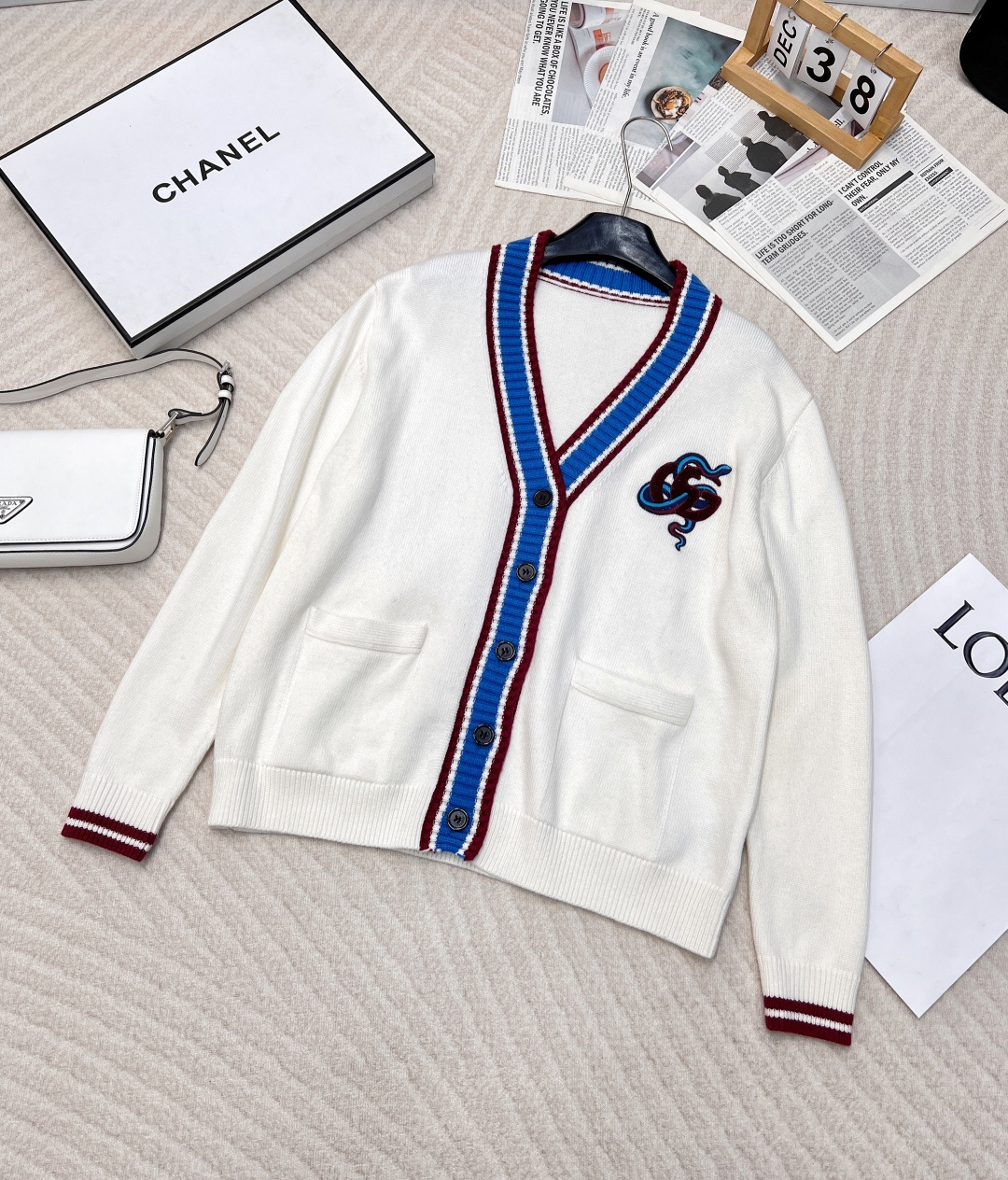 NO:314523,GUCCI early spring new contrasting color college style embroidered wool V-neck knit cardigan, a perfect fusion of fashion and warmth. Selected soft wool, with excellent texture, comfortable and warmth in close-fitting. Classic V-neck design modifies the neck lines and shows elegant temperament. Blue and red contrasting striped trim injects a strong college style and full of vitality. Chic embroidery patterns add details and highlights unique taste. What is particularly eye-catching is the custom-made logo letter buttons on the original board. Whether it is matched with a shirt to create an orthodox college style or to interpret casual style alone, it can be easily controlled and adds a unique charm to your outfit. The same styles of men and women are made of sizes sml, gucci,shirts, alexander wang19860909GUCCI早春新款撞色学院风刺绣羊毛V领针织开衫,时尚与温暖的完美融合.精选柔软羊毛,质感上乘,贴身穿着舒适又保暖.经典V领设计,修饰颈部线条,展现优雅气质.蓝红撞色条纹饰边,注入浓郁学院风,活力满满.别致刺绣图案,增添细节亮点,彰显独特品味.尤为亮眼的是原板定制的logo字母扣,无论是搭配衬衫打造正统学院造型,还是单穿演绎休闲格调,都能轻松驾驭,为你的穿搭增添别样魅力.男女同款大货出 尺码sml,,gucci,shirts,alexander wang,Women's clothing