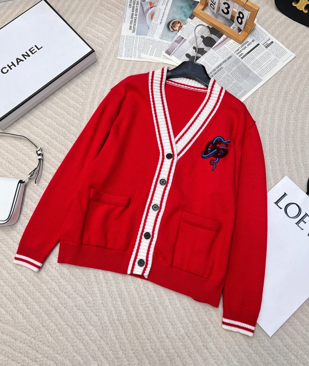 NO:314500,GUCCI early spring new contrasting color college style embroidered wool V-neck knit cardigan, a perfect fusion of fashion and warmth. Selected soft wool, with excellent texture, comfortable and warmth in close-fitting. Classic V-neck design modifies the neck lines and shows elegant temperament. Blue and red contrasting striped trim injects a strong college style and full of vitality. Chic embroidery patterns add details and highlights unique taste. What is particularly eye-catching is the custom-made logo letter buttons on the original board. Whether it is matched with a shirt to create an orthodox college style or to interpret casual style alone, it can be easily controlled and adds a unique charm to your outfit. The same styles of men and women are made of sizes sml, gucci,shirts, alexander wang19860909GUCCI早春新款撞色学院风刺绣羊毛V领针织开衫,时尚与温暖的完美融合.精选柔软羊毛,质感上乘,贴身穿着舒适又保暖.经典V领设计,修饰颈部线条,展现优雅气质.蓝红撞色条纹饰边,注入浓郁学院风,活力满满.别致刺绣图案,增添细节亮点,彰显独特品味.尤为亮眼的是原板定制的logo字母扣,无论是搭配衬衫打造正统学院造型,还是单穿演绎休闲格调,都能轻松驾驭,为你的穿搭增添别样魅力.男女同款大货出 尺码sml,,gucci,shirts,alexander wang,Women's clothing